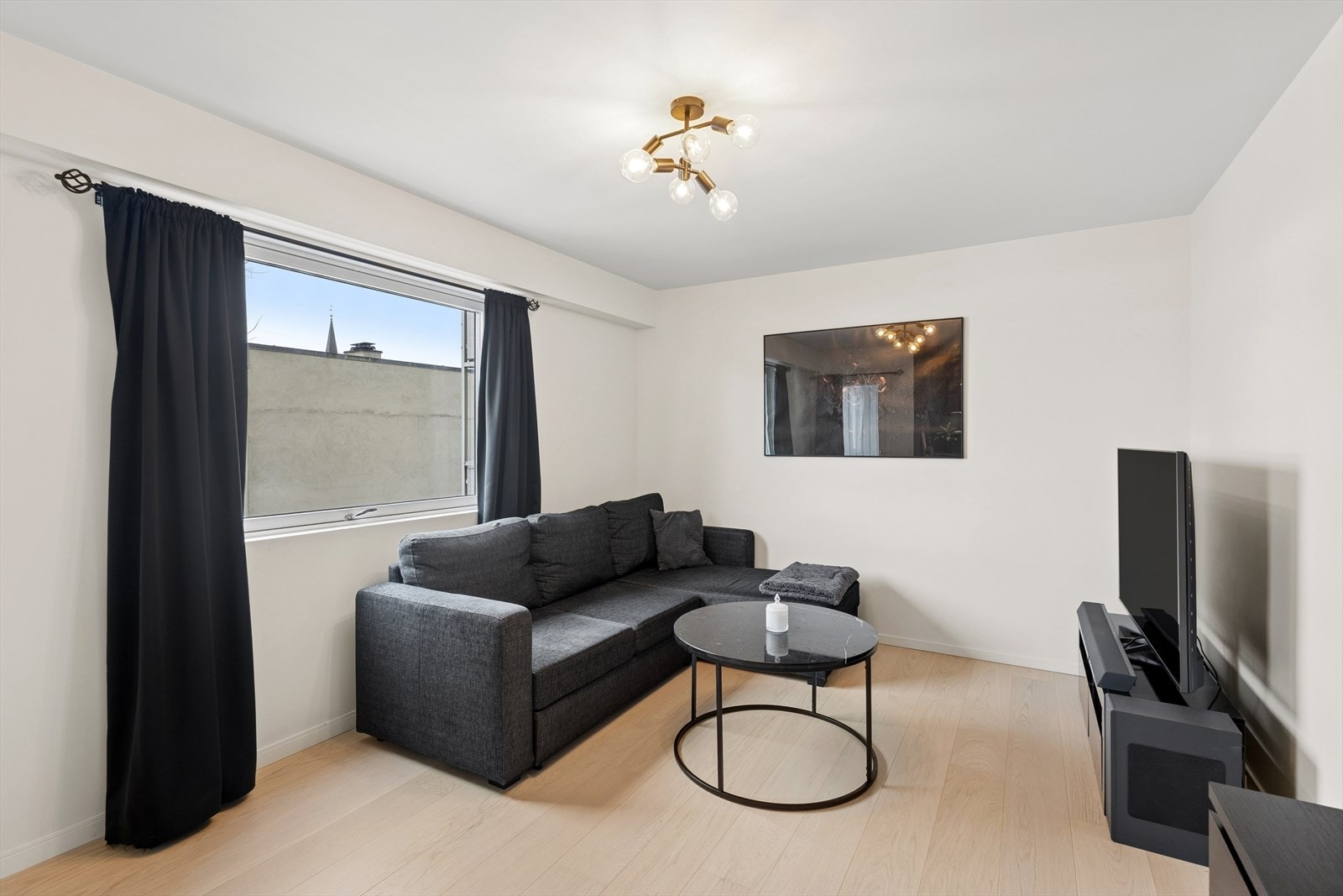 Vinduer og balkongdør med 3-lags isolerglass ble installert i 2015. Galleribilde