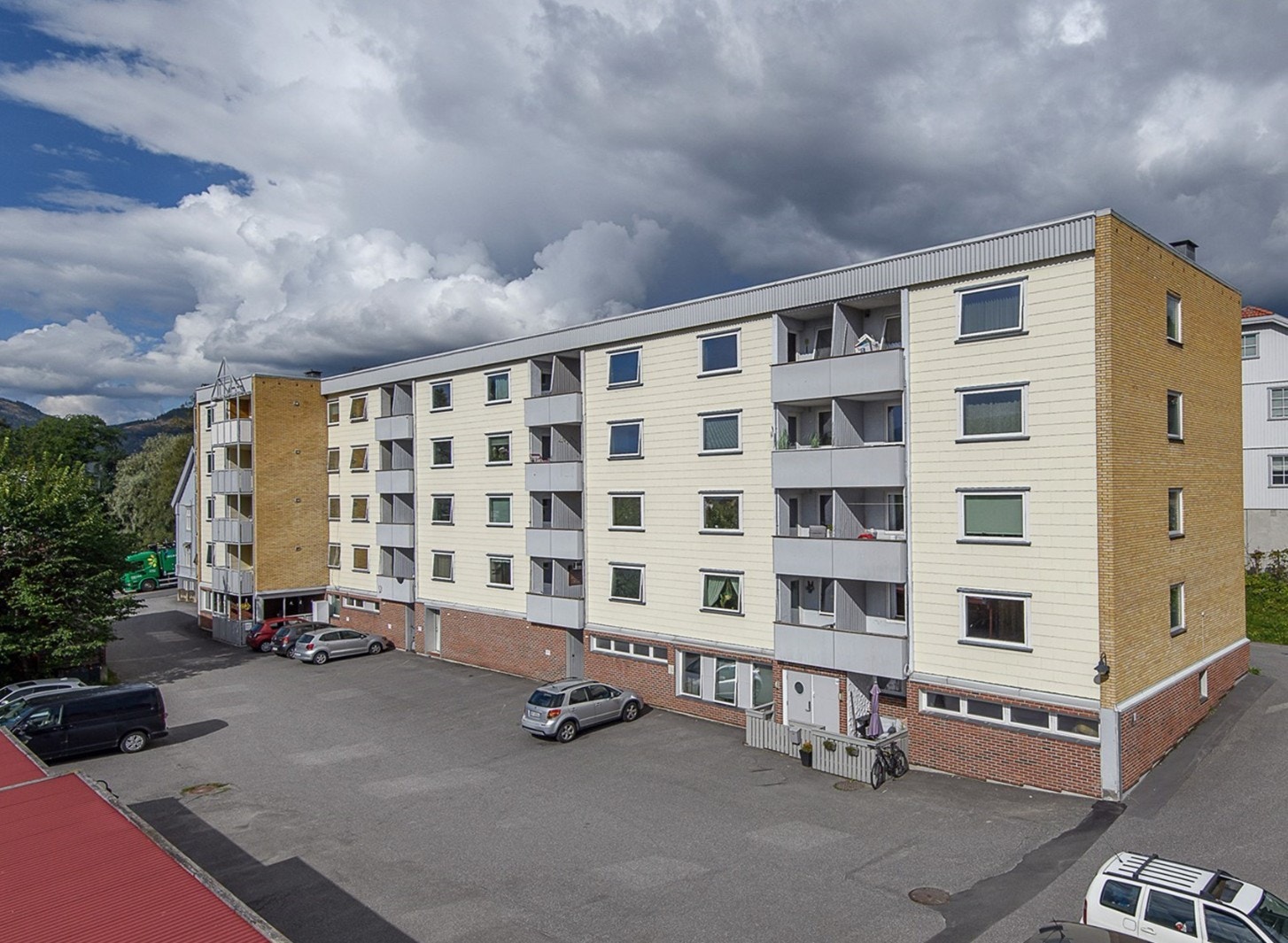 Det er godt med parkeringsplasser rundt boligblokken inkl. 2 el bil lader plasser. Galleribilde