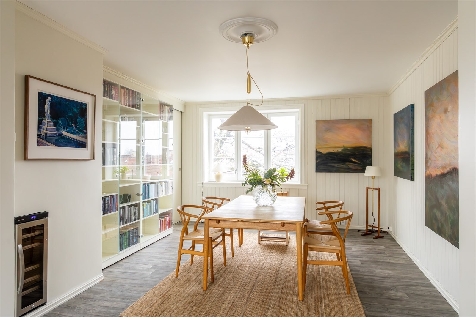 Her er det god plass til langbord, og det er integrert vinskap. Galleribilde