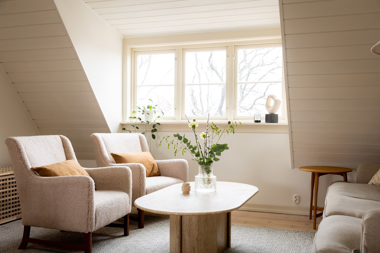 Loftstuen har god plass til sofaseksjon, TV og lesekrok. Galleribilde