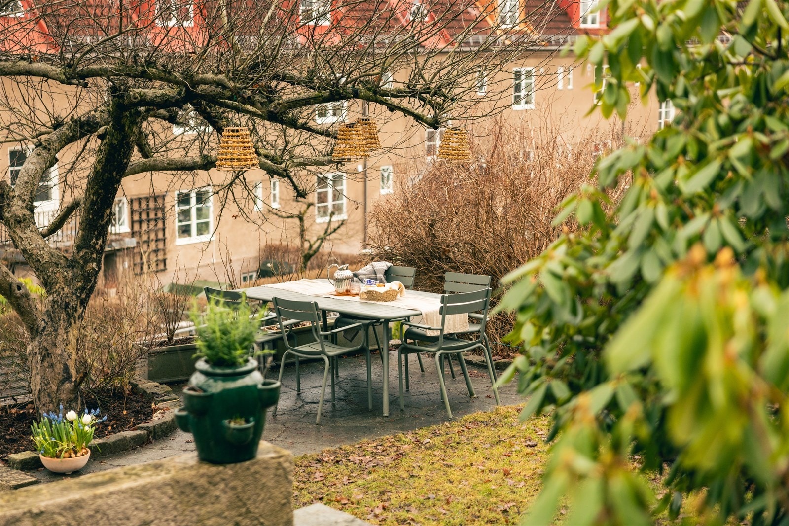 Eventyrveien 16 er en lys og innholdsrik bolig beliggende i attraktive Ullevål Hageby, og har en barnevennlig beliggenhet, omkranset av vakker bebyggelse og med Eventyrplassen som nærmeste nabo. Galleribilde