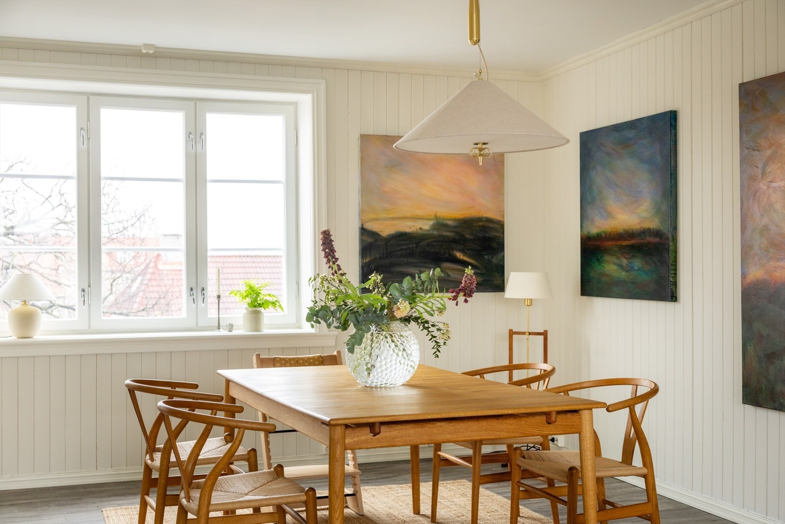 Boligen er løpende oppgradert i selgers eiertid, med stor vekt på kvalitet, materialvalg og et helhetlig uttrykk som passer boligens særpreg. Galleribilde