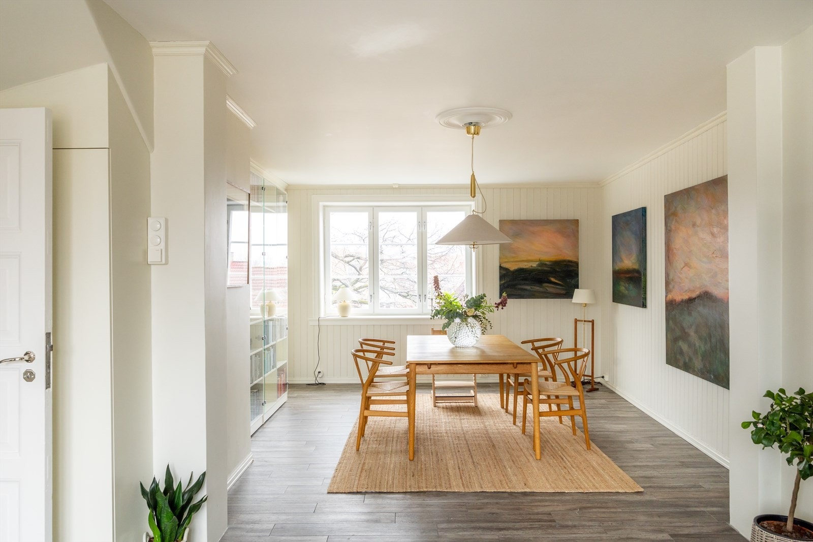 I hovedetasjen er det en stor spisestue i tilknytning til kjøkkenet. Galleribilde