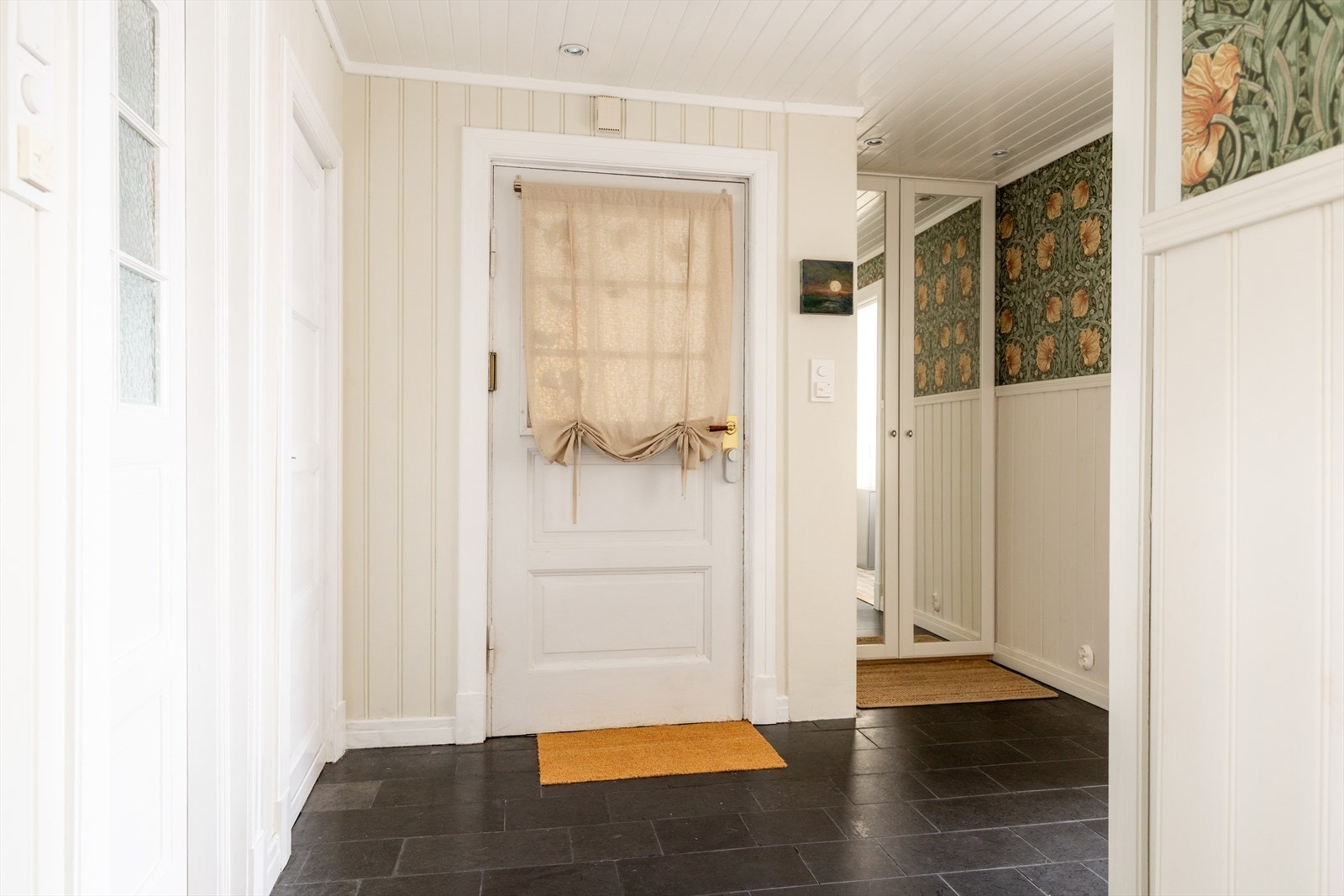 Her er det god plass til oppbevaring for yttertøy og sko. Galleribilde