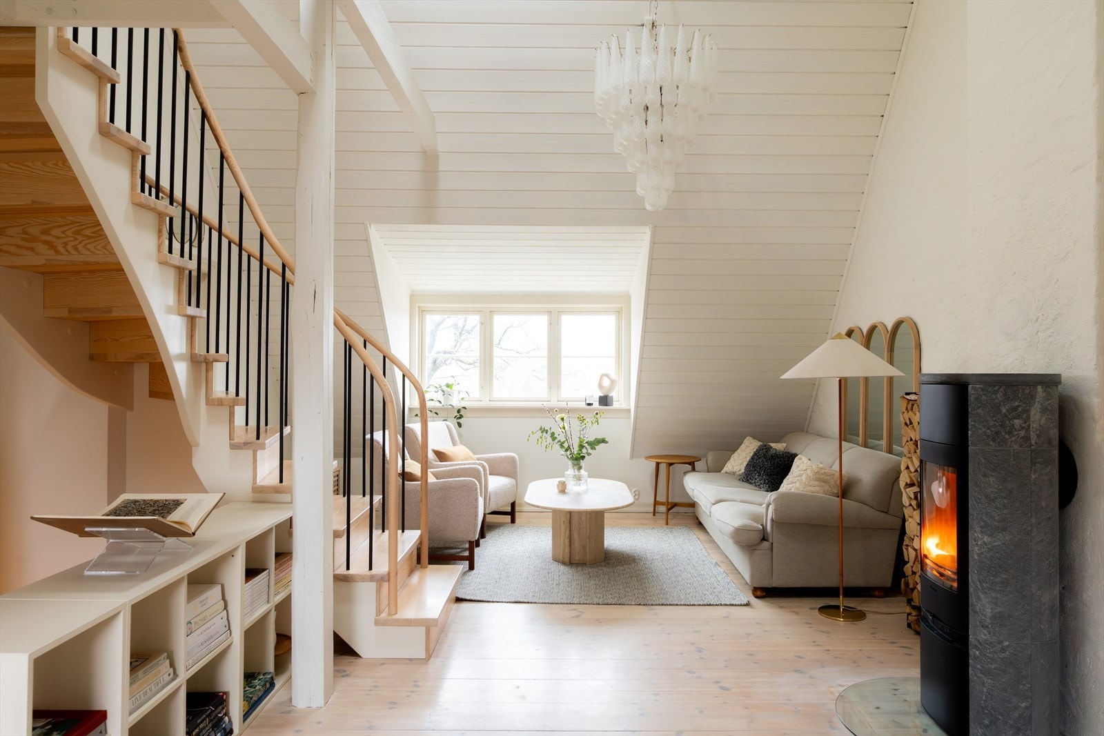 Et av boligens høydepunkter er denne fantastiske loftstuen. Galleribilde