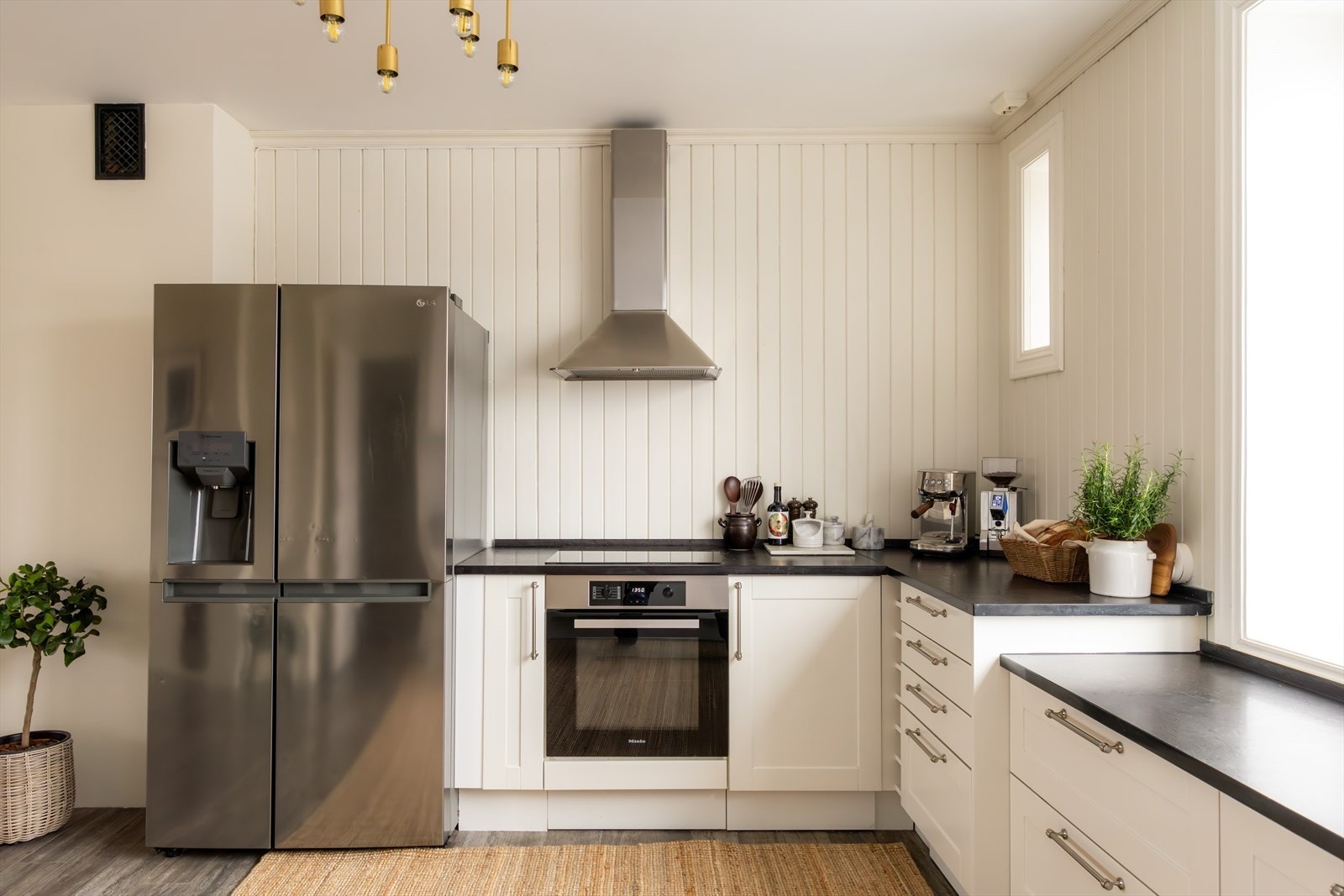 Innredningen består av kjøkken fra HTH/IKEA fra 2014 med glatte fronter og benkeplate i granitt. I 2022 ble kjøkkenet oppgradert med ny platetopp, komfyr, kjøleskap/fryser og overskap. I tillegg ble alle håndtak byttet. Galleribilde