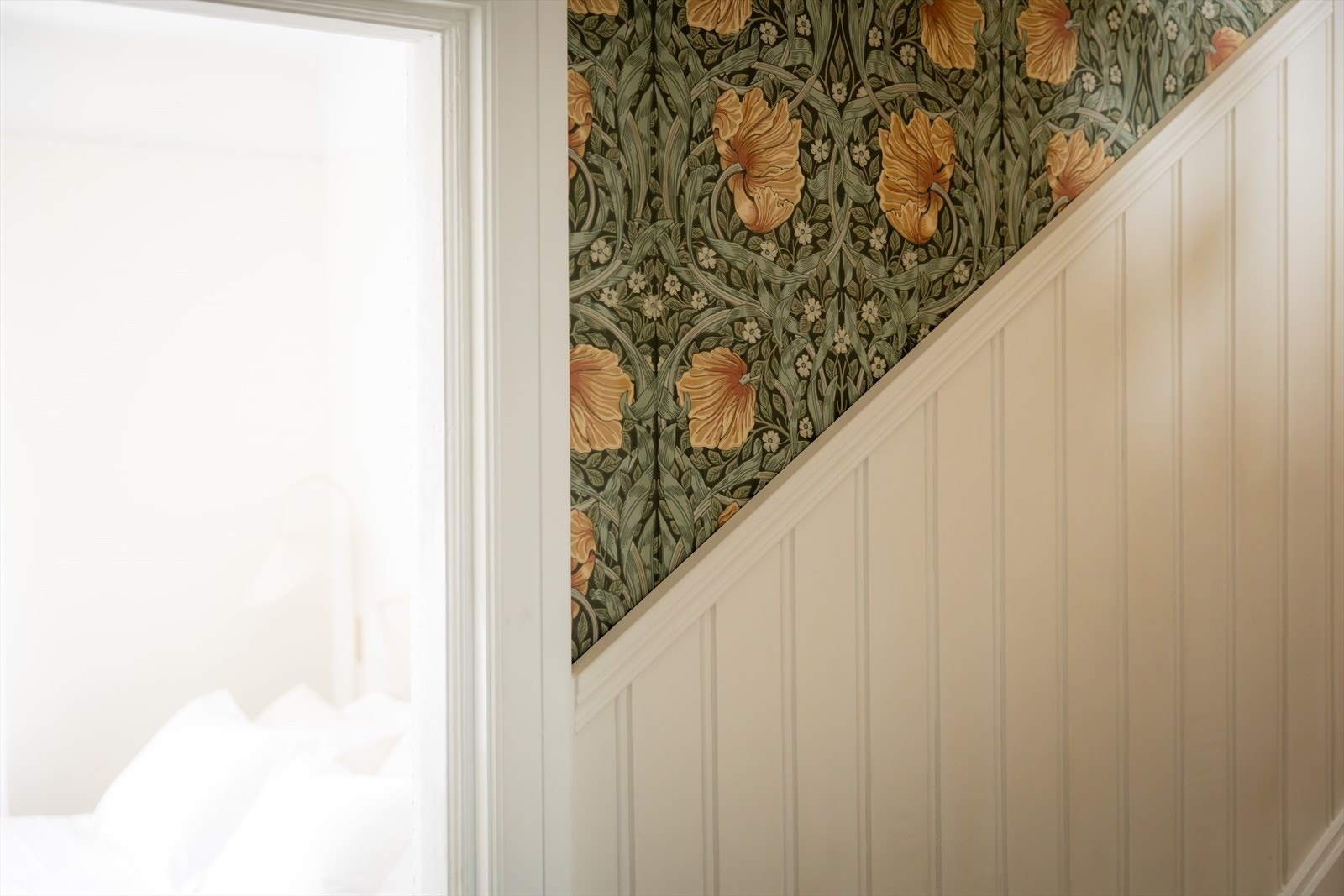 Videre er det valgt eksklusive tapeter fra William Morris i hallen og på soverommet i loftsetasjen. Galleribilde