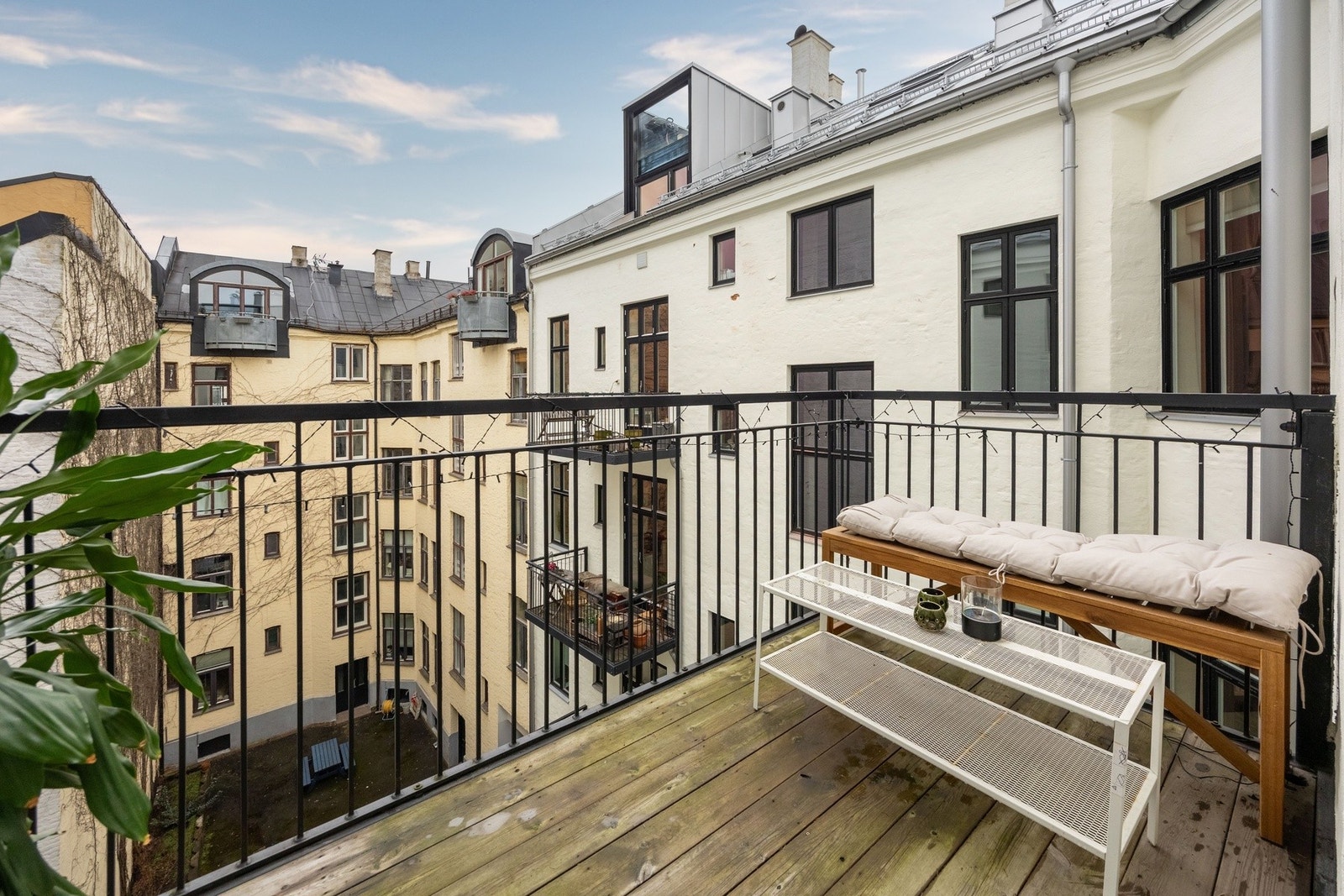 Fra hovedsoverommet er det utgang til balkong vendt mot bakgård. Plass til sittegruppe og bord. Galleribilde