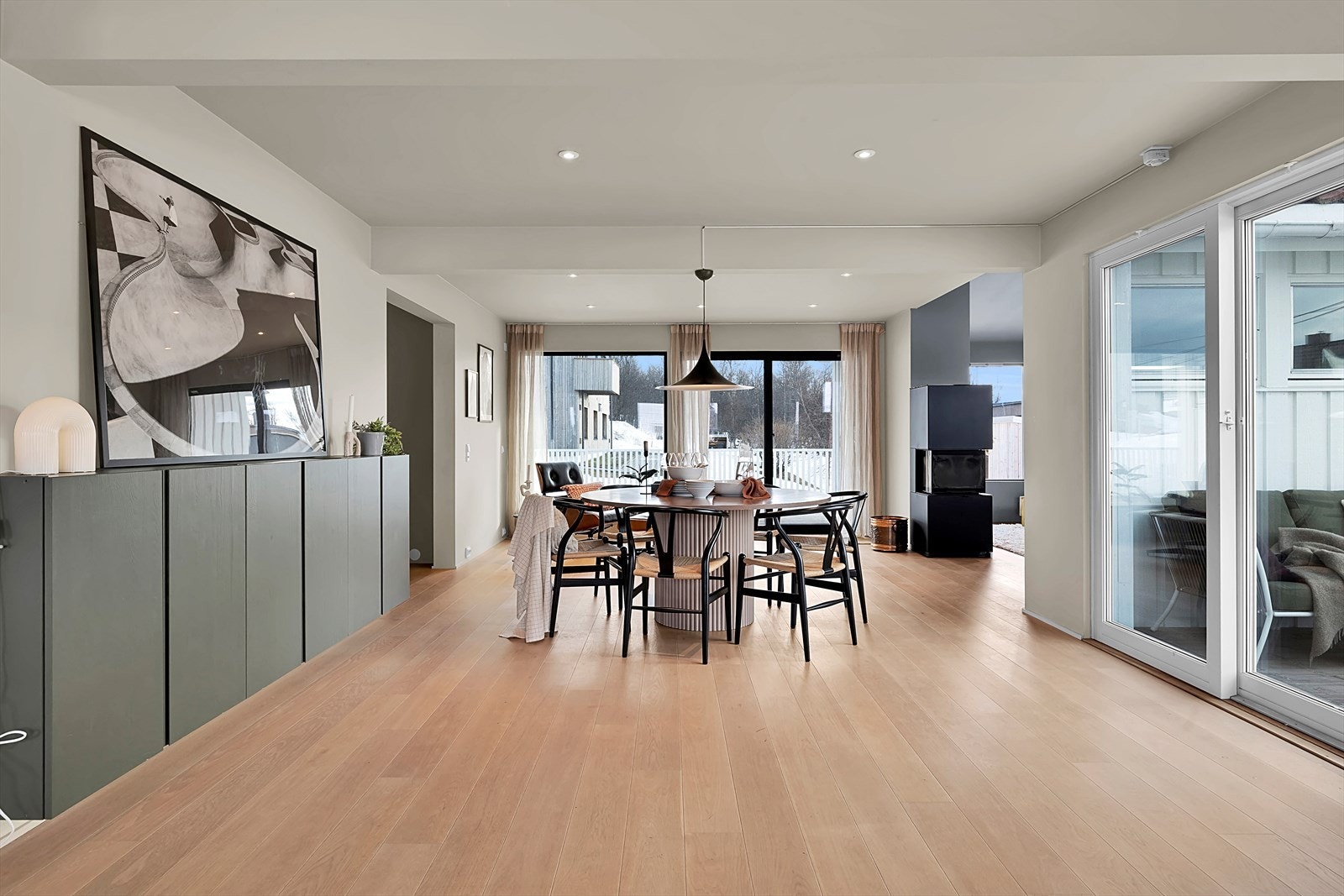 Skyvedører til den romslige sørvendte terrassen. Til høyre utgang til den nordvestlige balkongen med kveldssol. Galleribilde