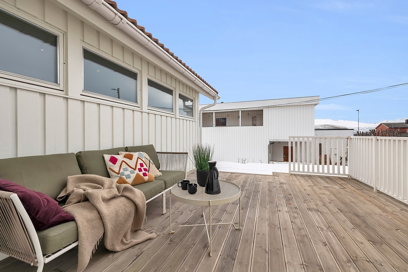 På balkongen mot nordvest er det nydelig kveldssol på sommertid. Galleribilde