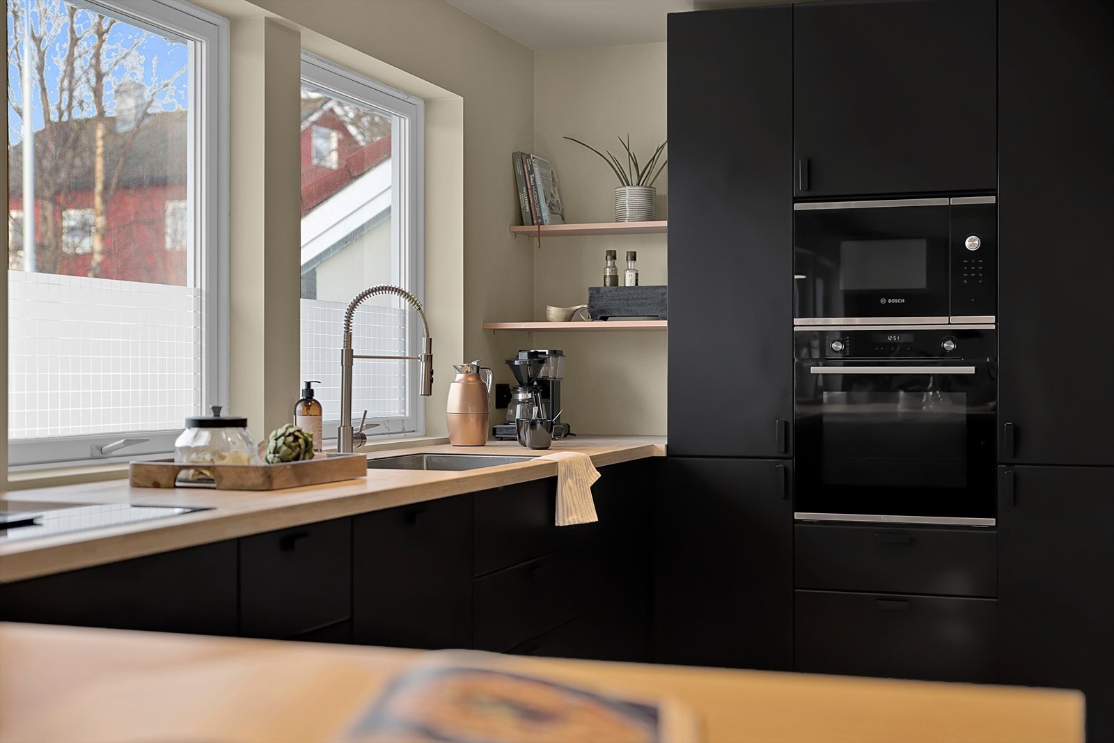 De mange vinduene i hele etasjen gir masse lys. Galleribilde