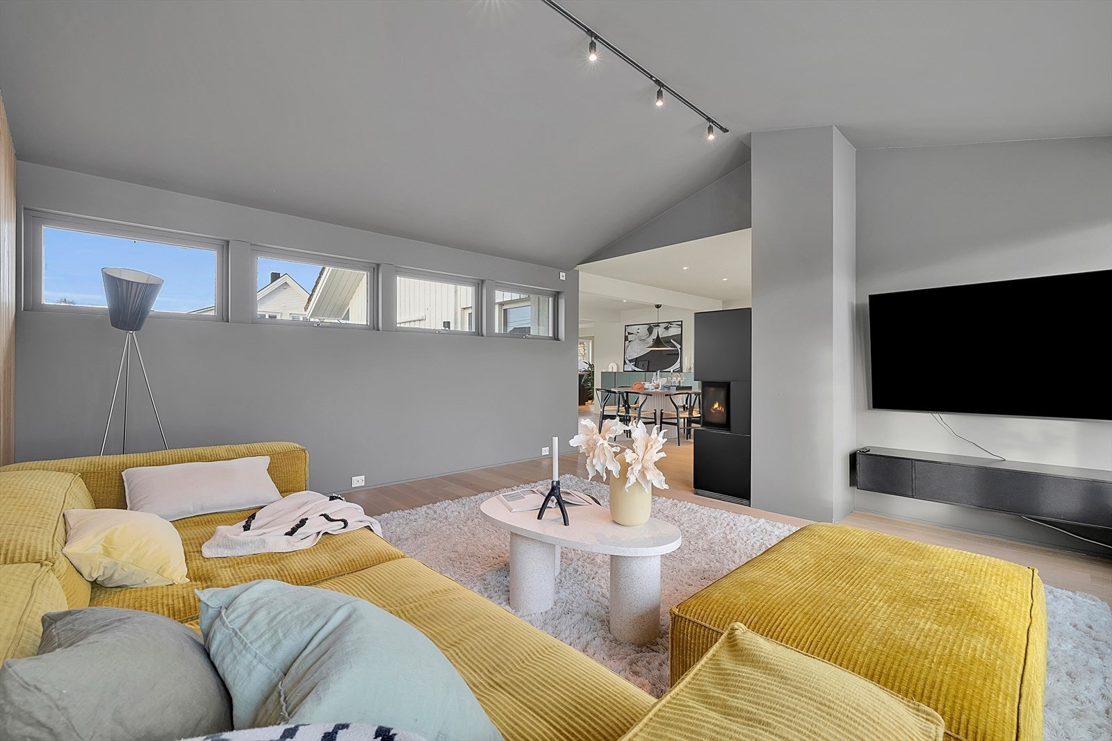 Stue, spisestue og kjøkken er i delvis åpen løsning. Skaper en lun følelse, samtidig som man har oversikt. Galleribilde