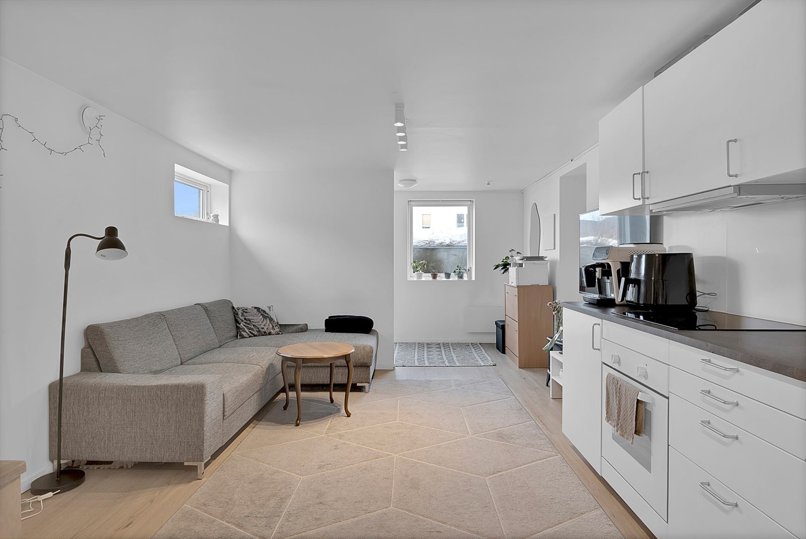 Romslig stue og kjøkken i åpen løsning. Galleribilde