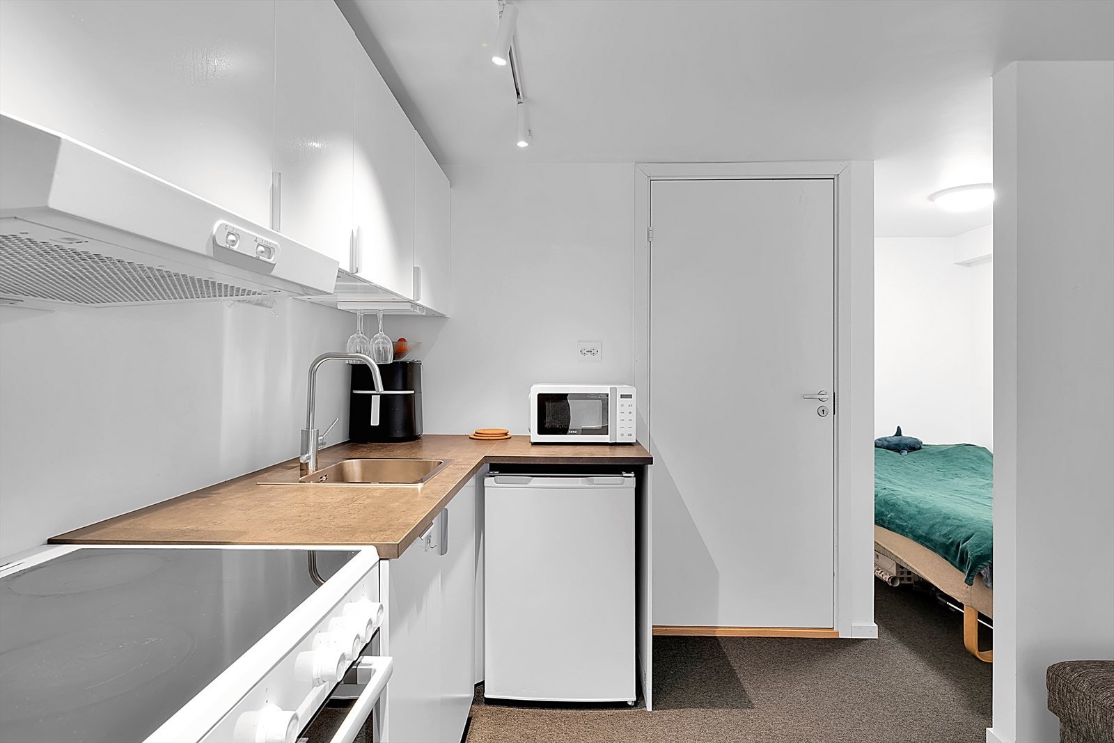 Sovealkove til venstre. Praktisk kjøkken med lite kjøleskap og komfyr. Galleribilde