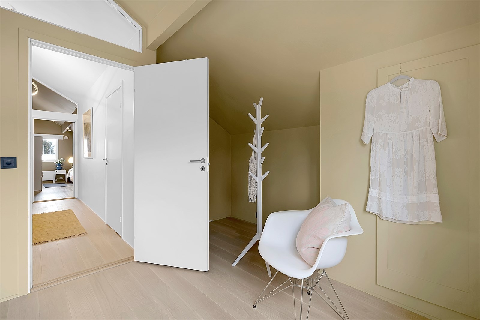 Takhøyden i rommene gir en luftig atmosfære. Galleribilde