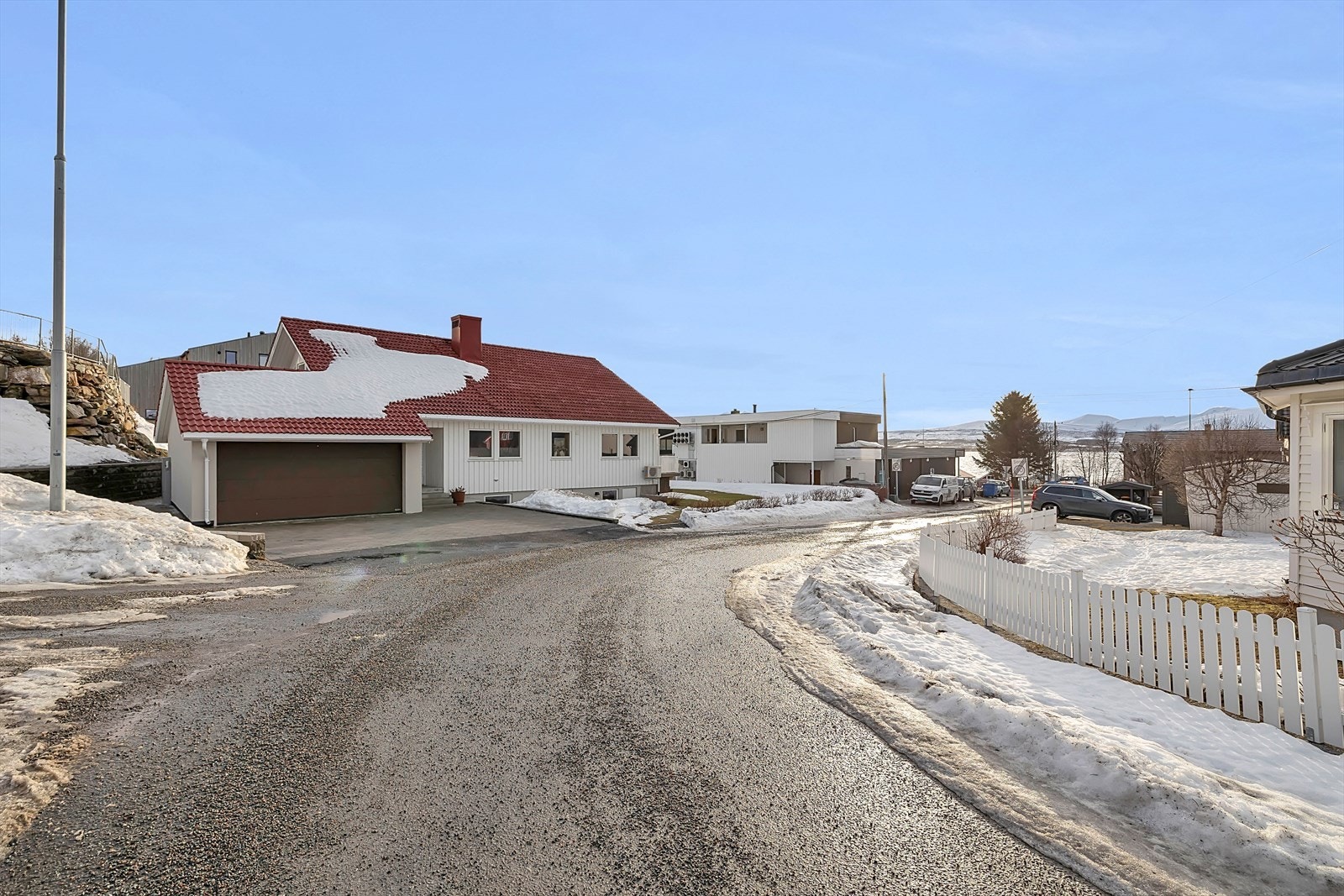Jan Mayen vegen er en blindgate med ingen gjennomgangstrafikk. Stille og rolig nabolag med mange barnefamilier. Galleribilde