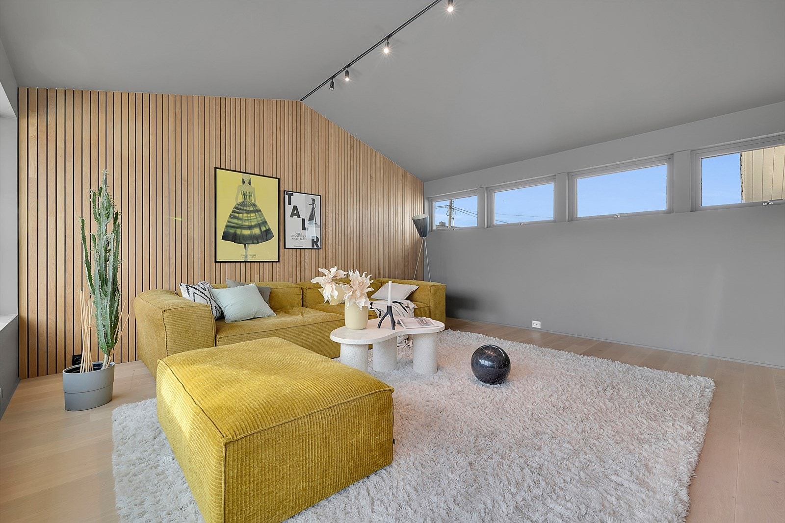 Spilevegg i eikeutførelse skaper en koselig atmosfære. Galleribilde