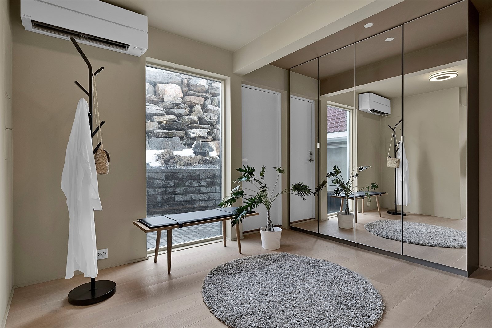 Hall/gang med varmepumpe og praktisk garderobeløsning. Galleribilde