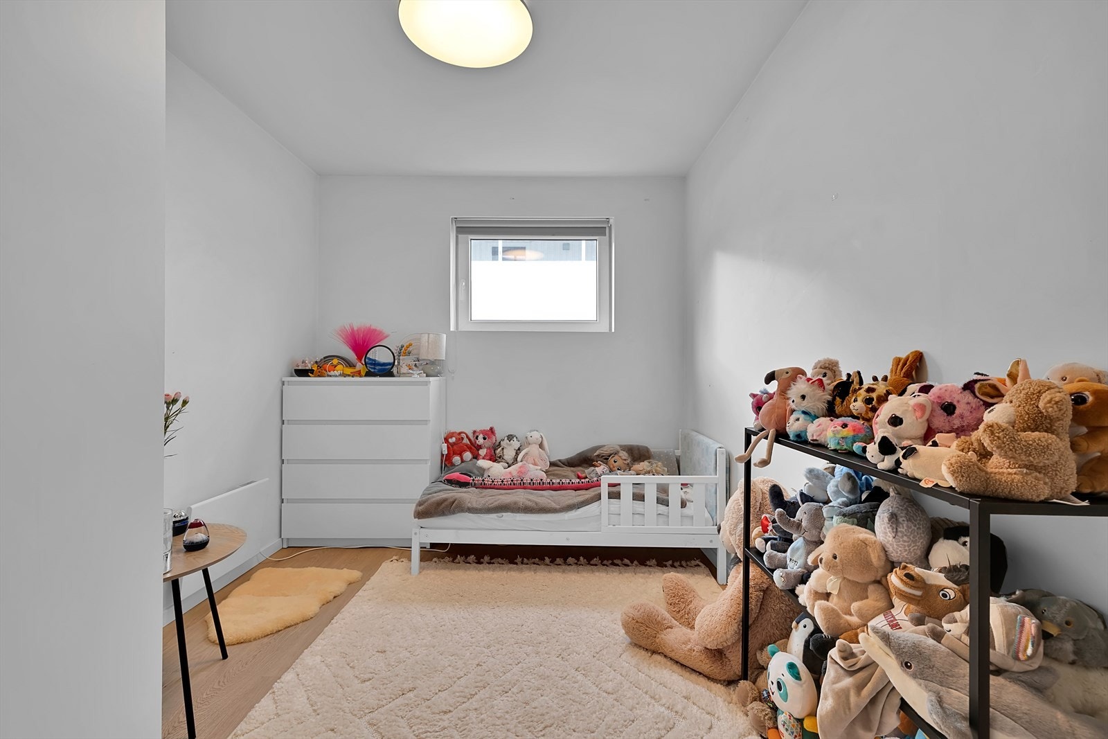 Soverom 2 mot vest. Galleribilde