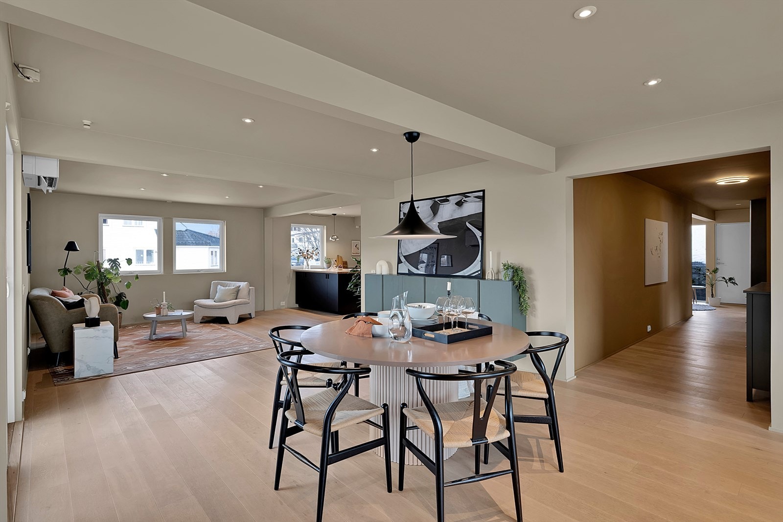 God plass til stor spisegruppe og flere oppholdssoner. Galleribilde