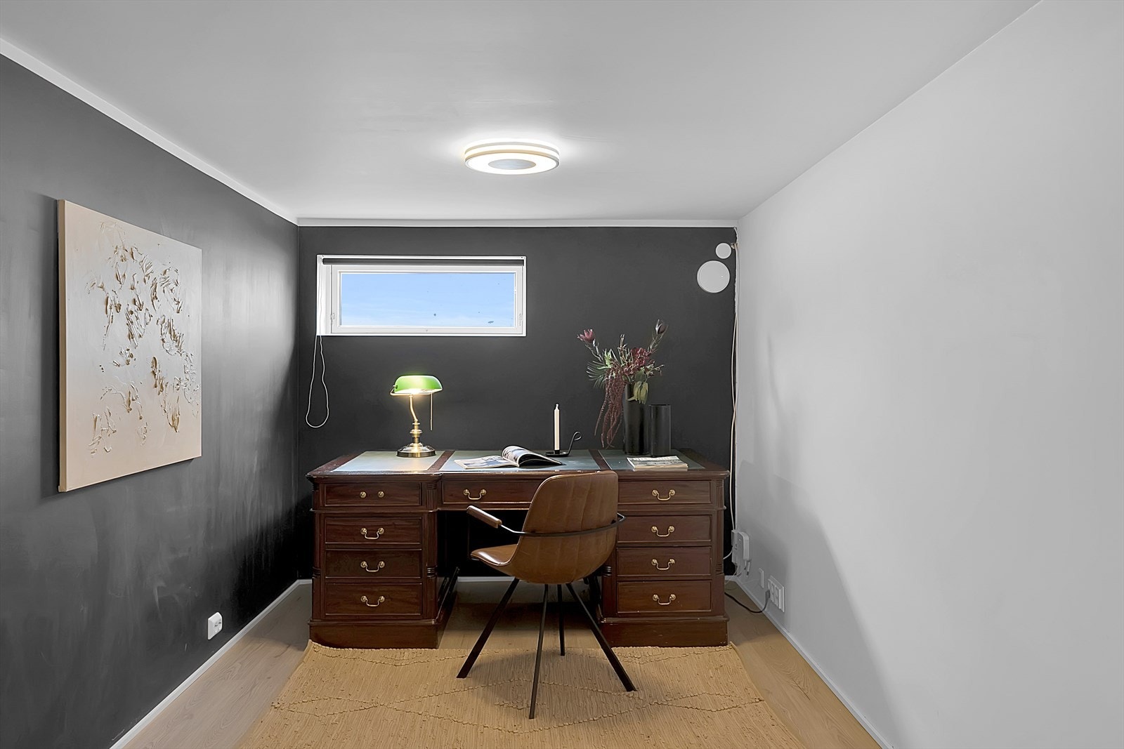 I "hoveddel" er det trapp ned til et koselig disponibelt rom som nåværende eier har benyttet til kontor. Galleribilde