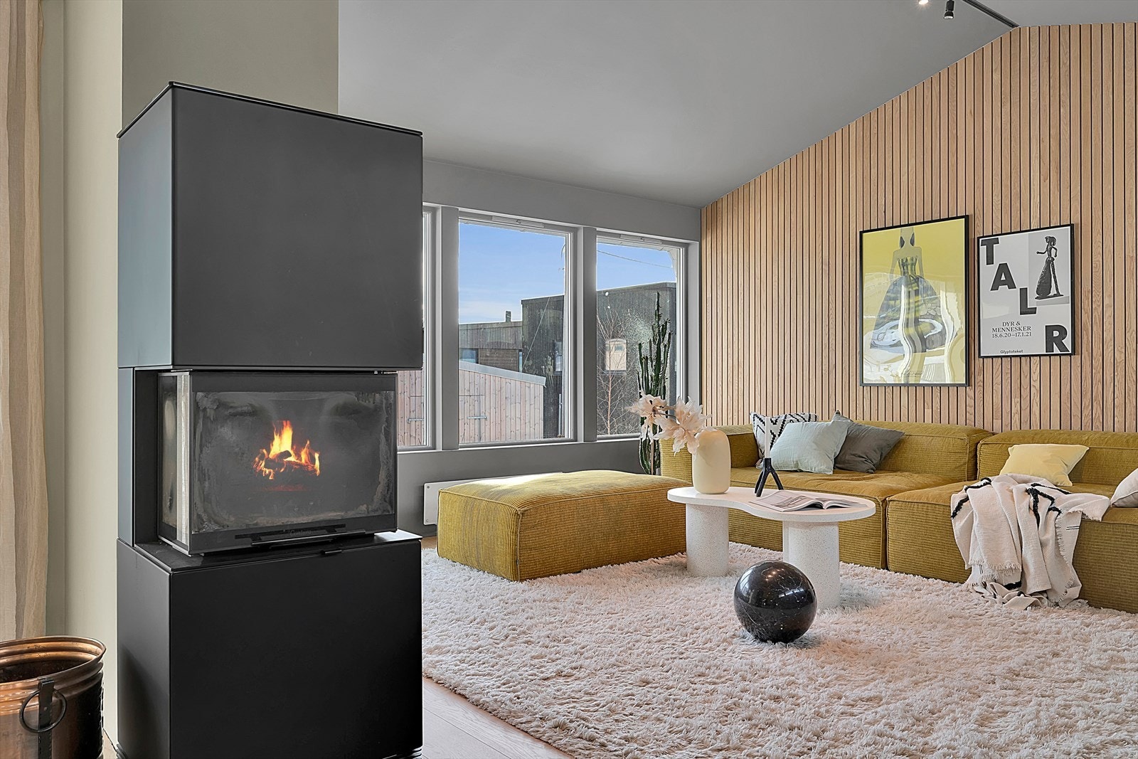 Koselig og svært romslig stue med god takhøyde og store vindusflater. Galleribilde