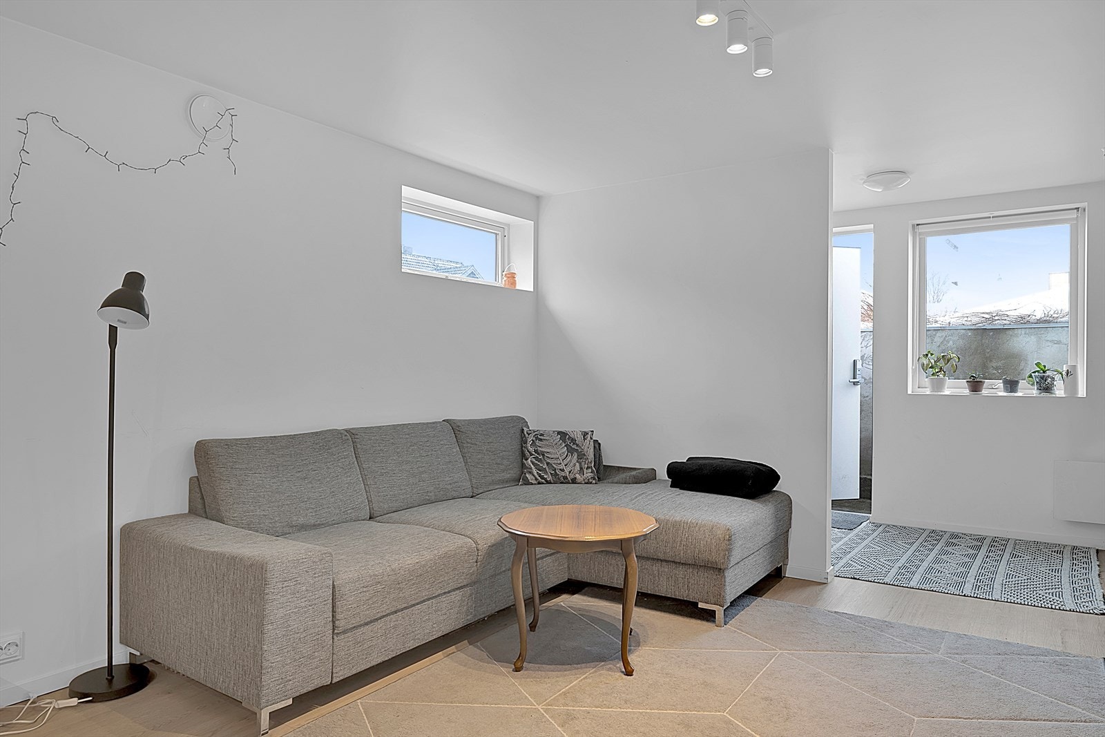 Deler av u. etasjen er innredet med 4-roms utleiedel (3 soverom) som kan gi svært gode inntekter til husstanden. Galleribilde