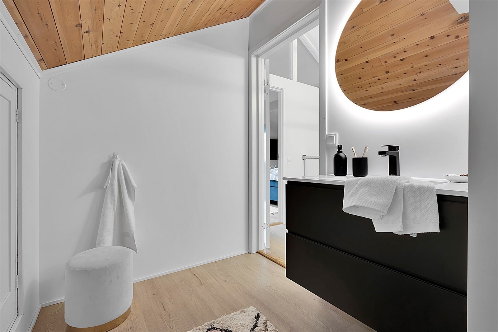 Eget toalettrom med baderomsinnredning i etasjen. Galleribilde