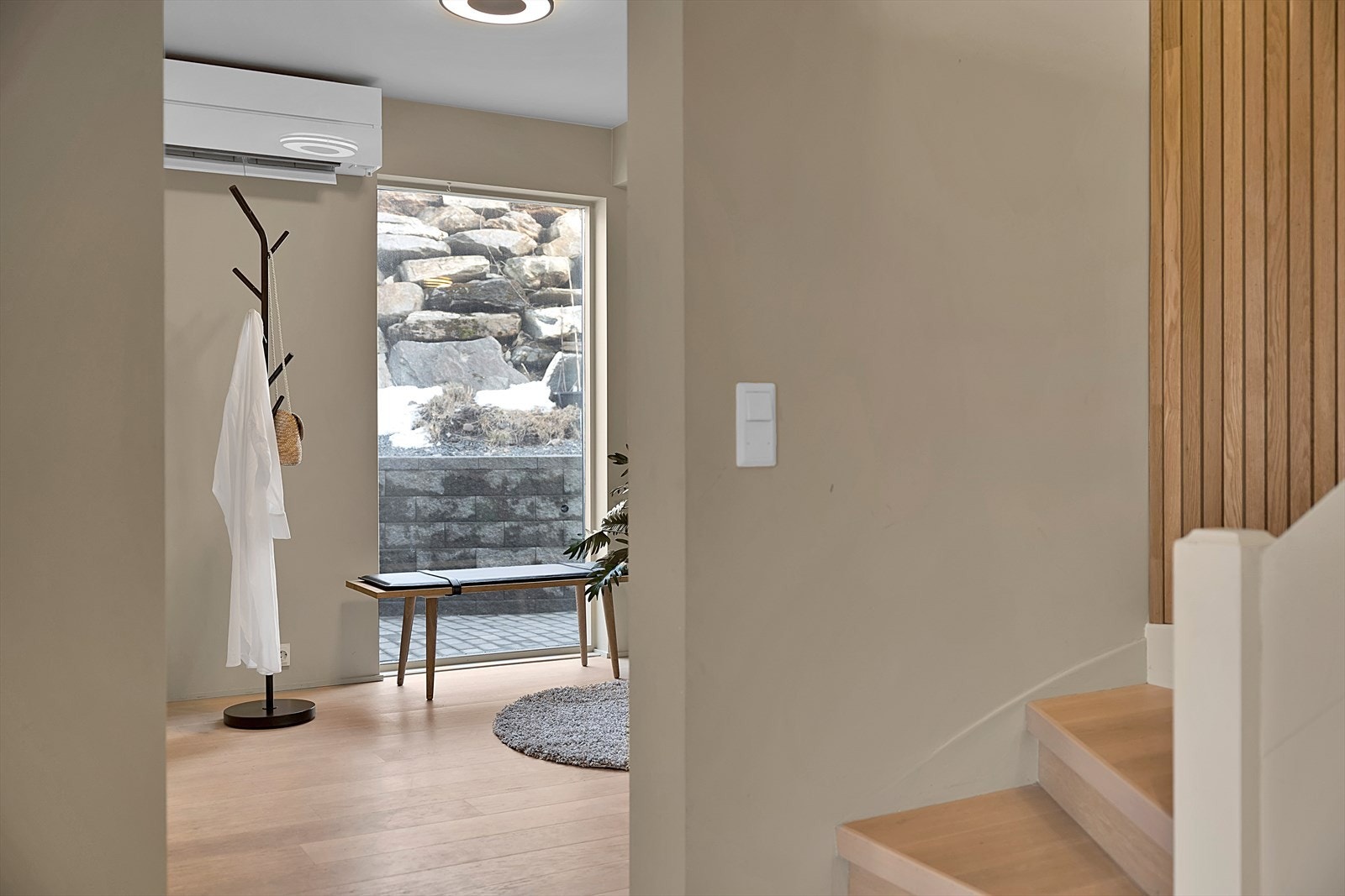 Eikespiler og eiketrinn i trapp opp til 2. etasje / loftsetasje. Galleribilde