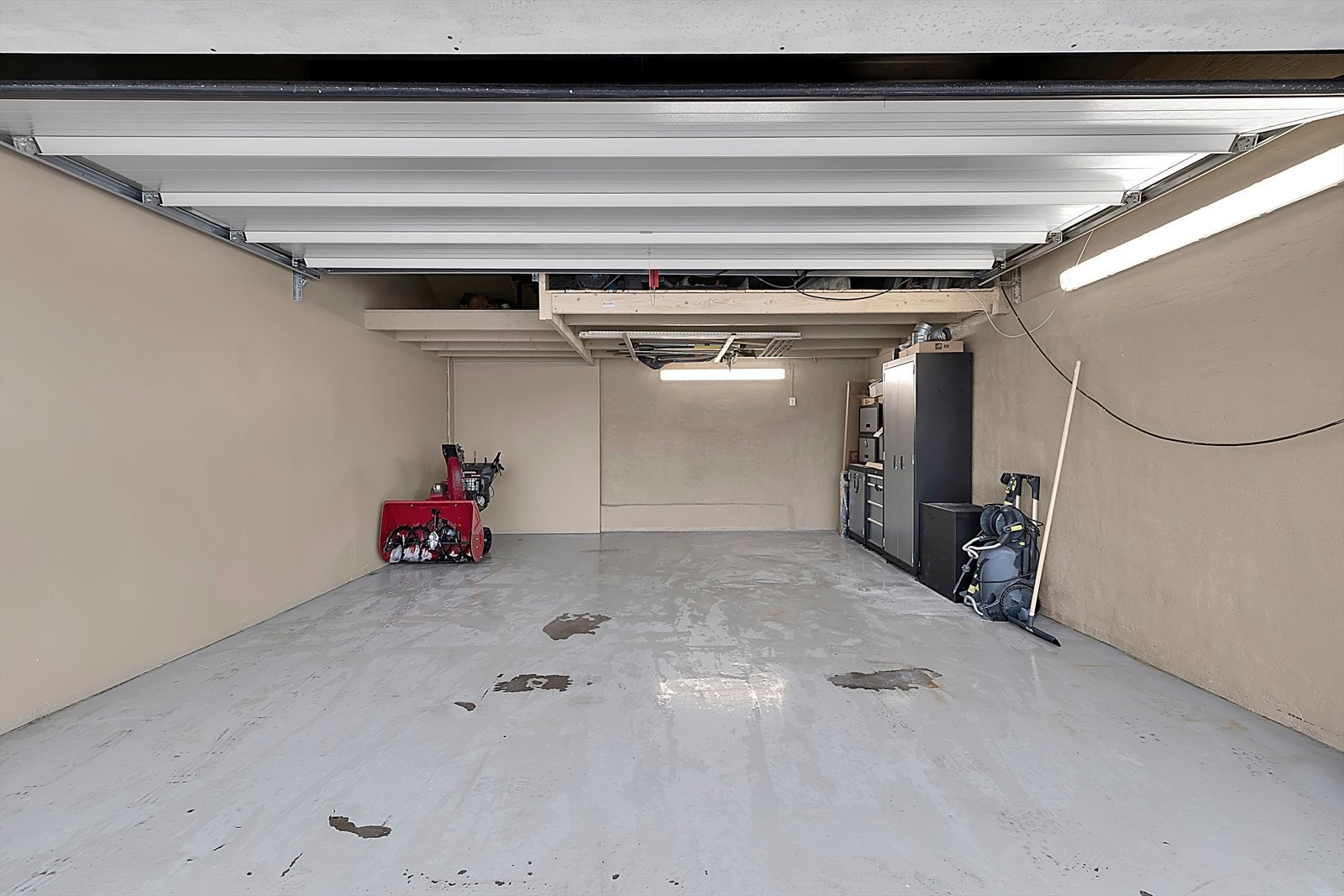 Romslig garasje med plass til bil, hyller og diverse redskaper. Garasjen er isolert og kan holde god varme dersom man har oppvarming. Galleribilde