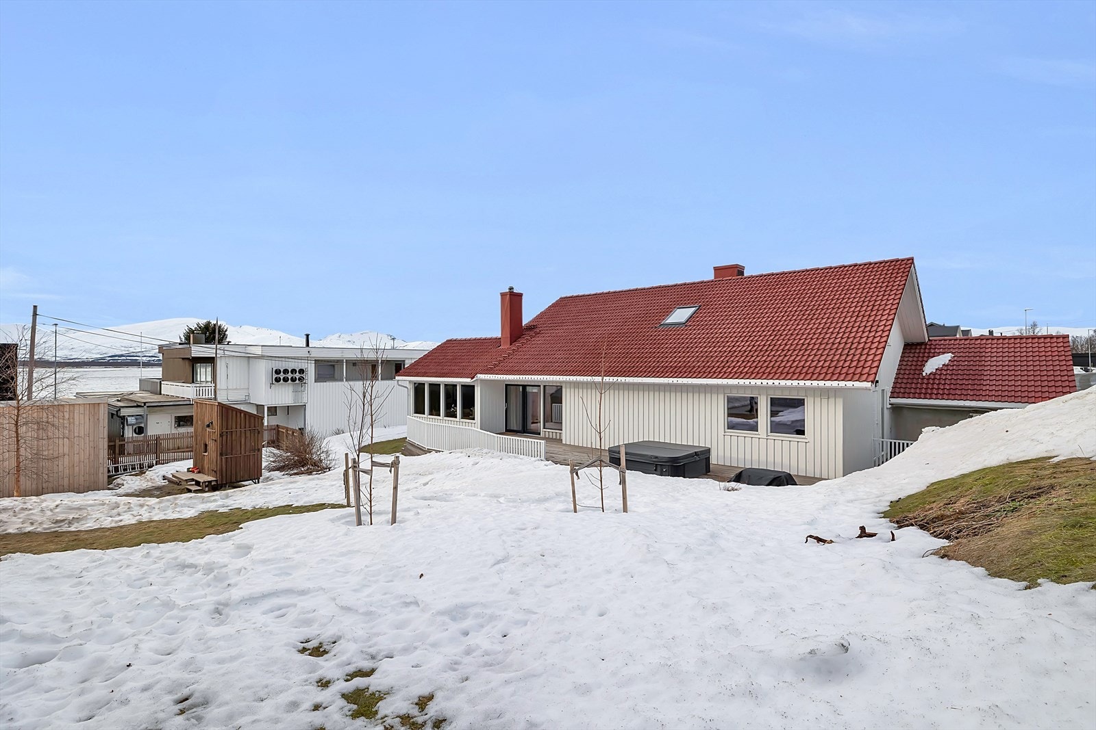 Fasade og uteområde. Flott boltreplass for barna og perfekt beliggenhet i forhold til barnehage og Fagereng skole. Galleribilde