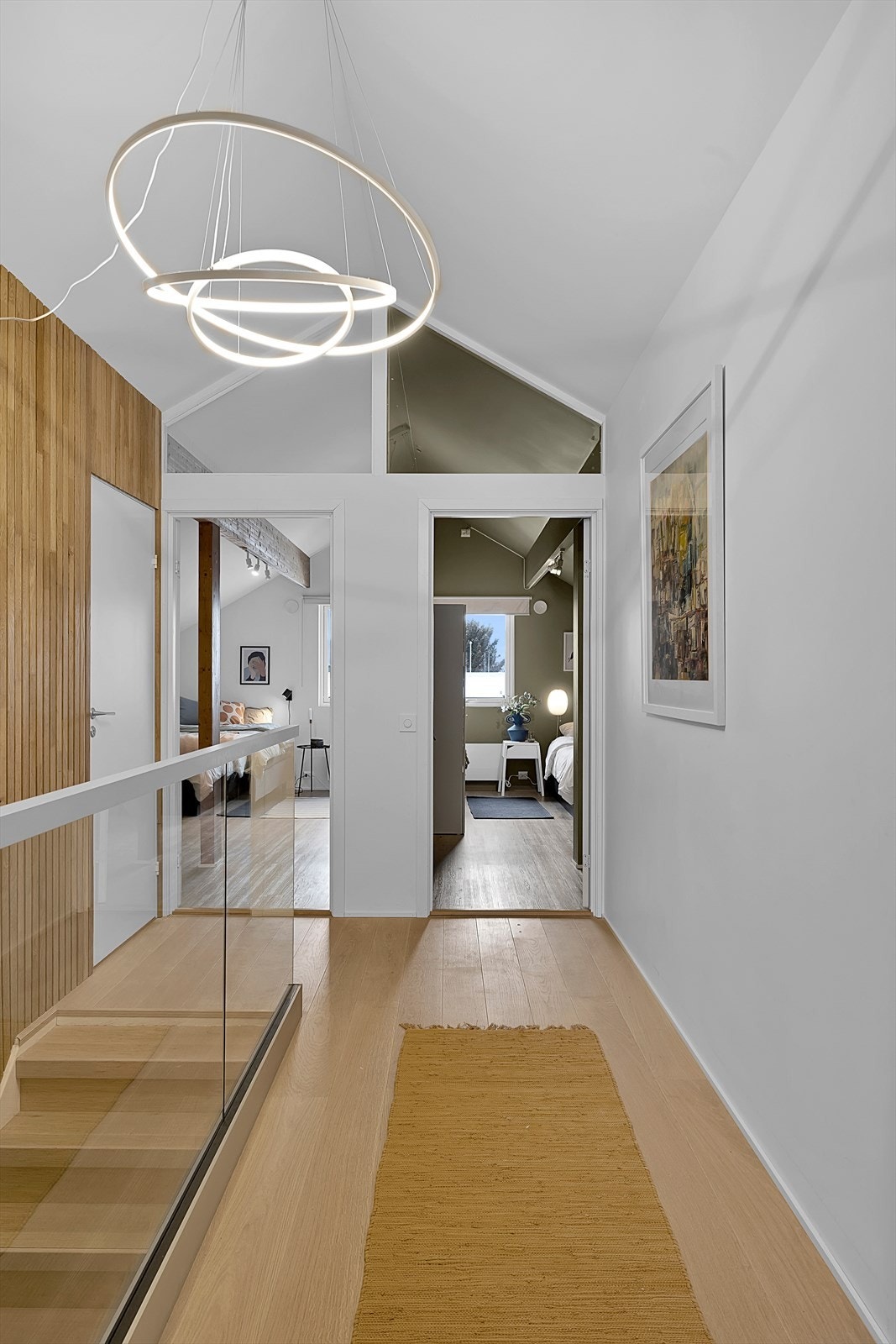 Etasjen har svært god takhøyde og føles luftig og romslig. Galleribilde