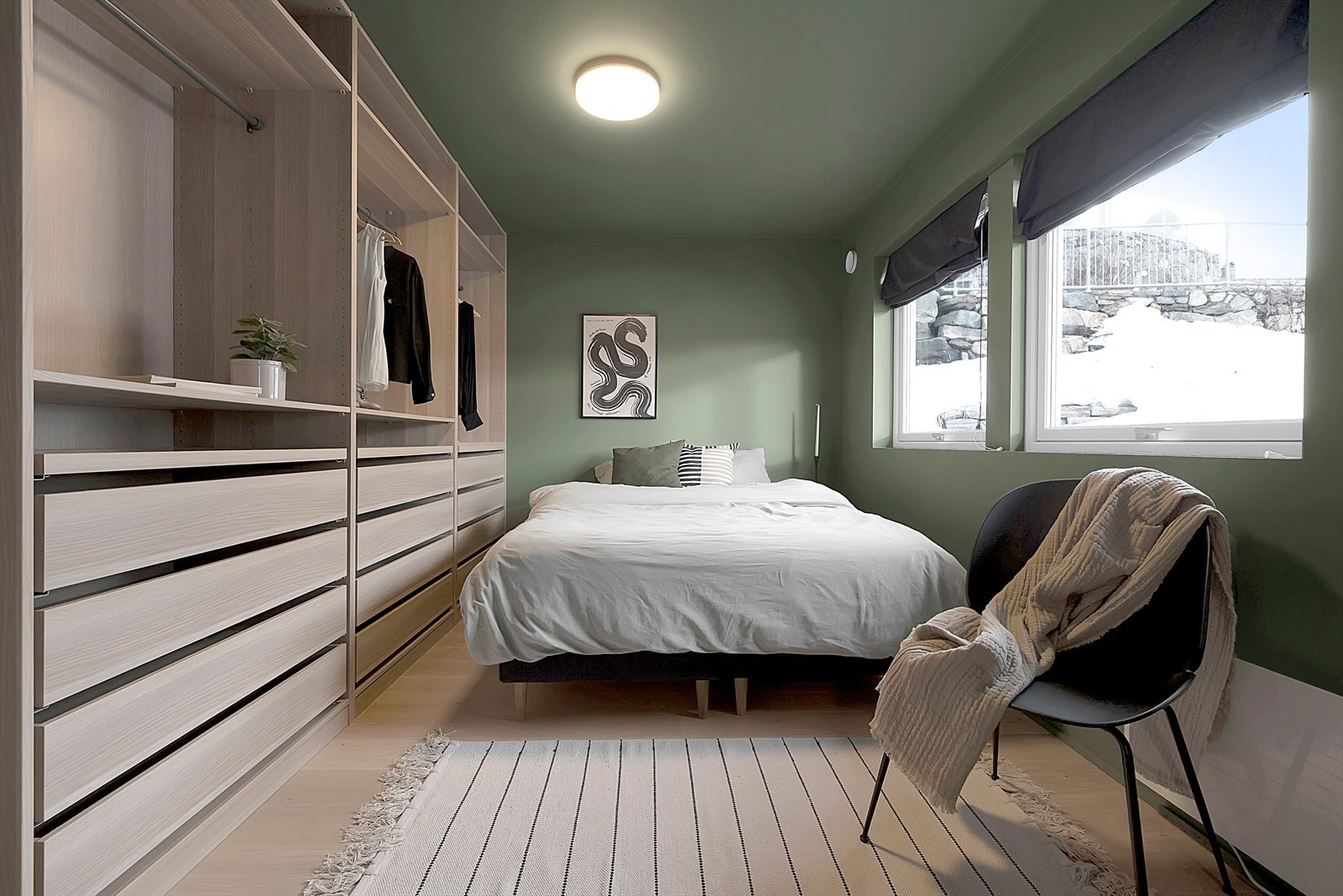 Soverom med romslig garderobeløsning, 1. etasje. Galleribilde