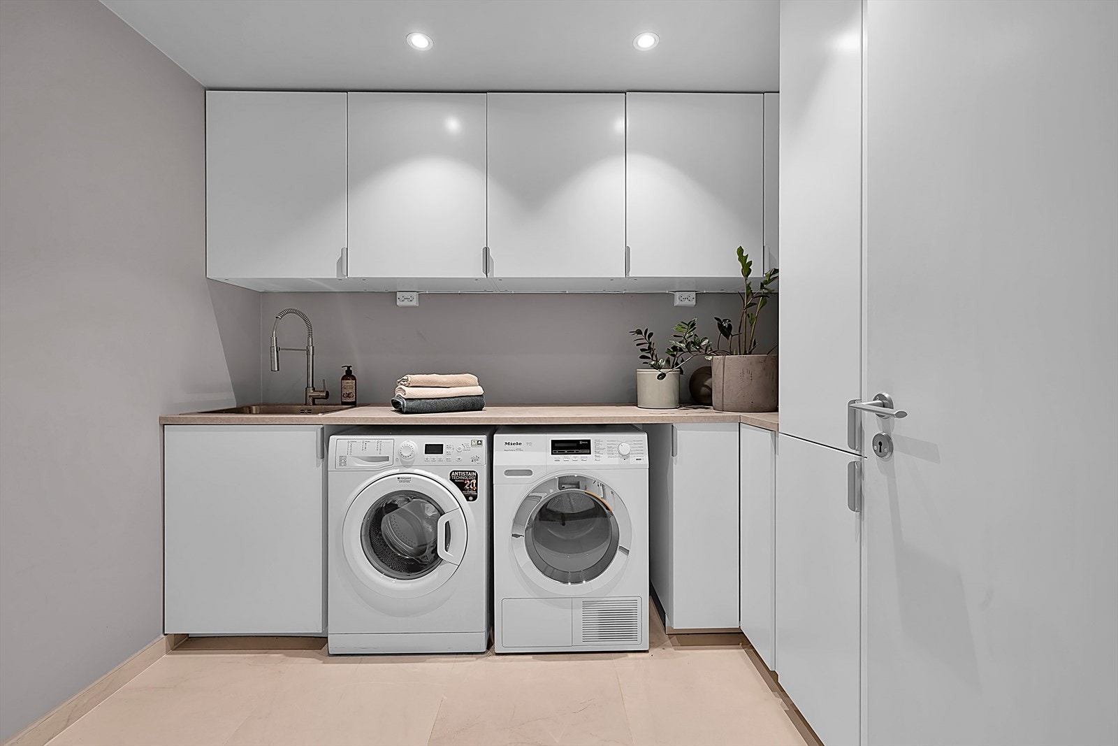 Eget vaskerom i 1. etasje. Praktiske innredninger med god lagringskapasitet. Eget skyllekar med fleksibel spyleslange. Galleribilde