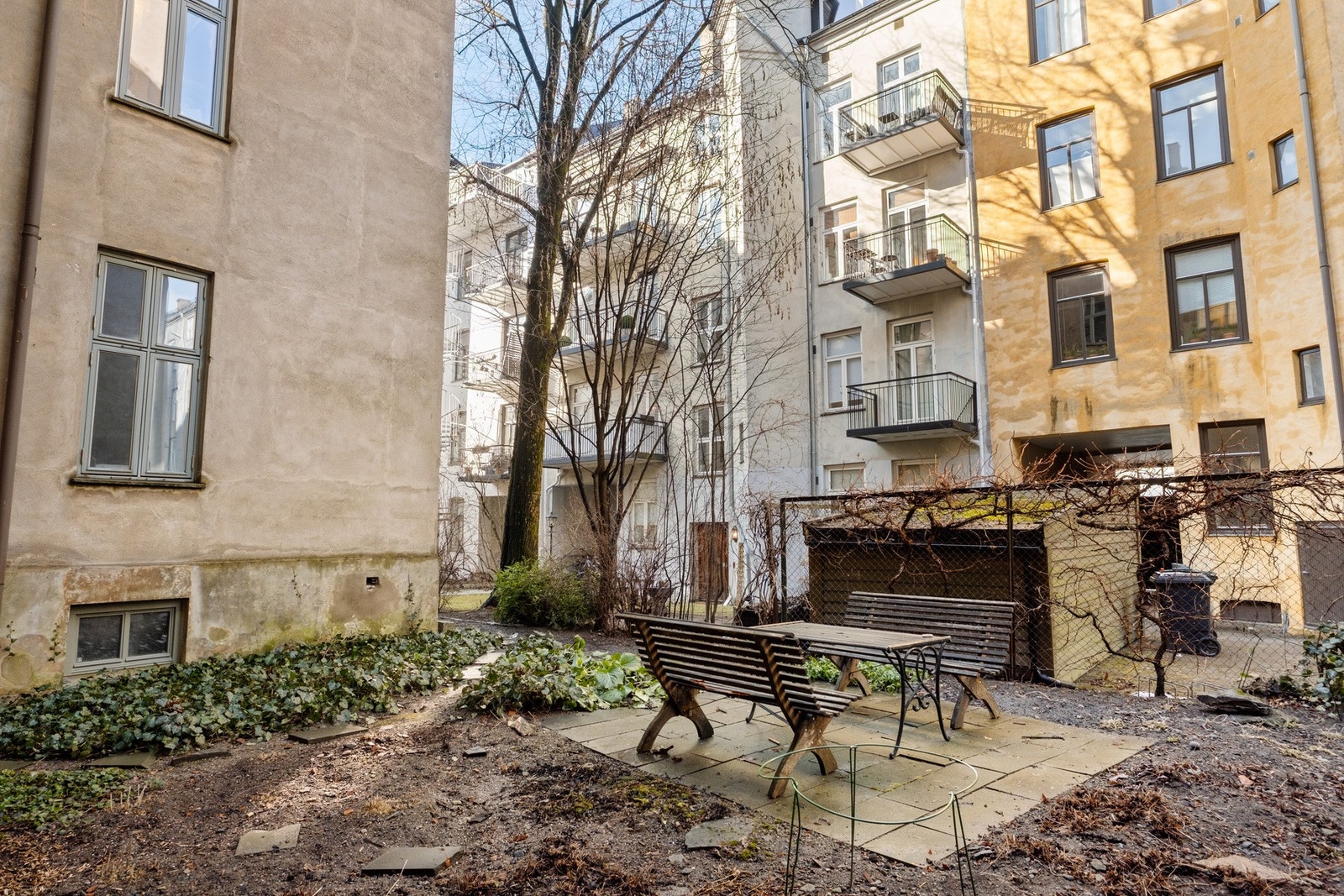 Sameiet har en hyggelig bakgård som i sommerhalvåret fremstår som en grønn oase. Galleribilde