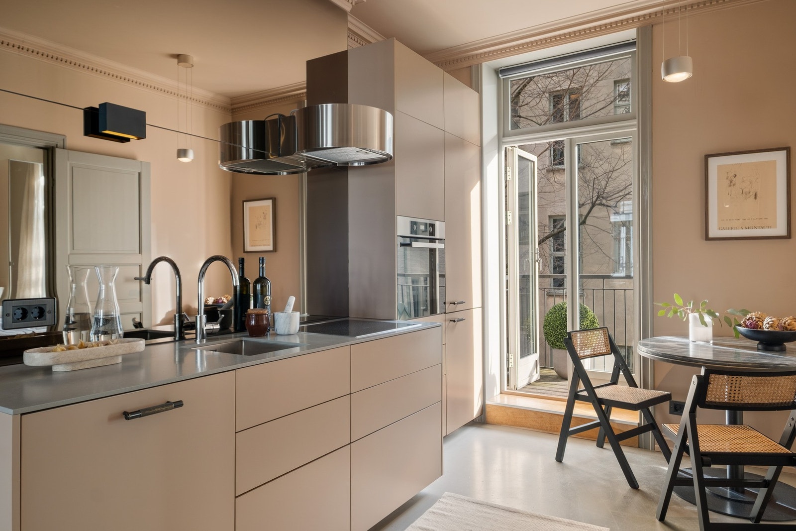 Møbelsnekret kjøkken designet av studio KAAPE. Fra kjøkkenet er det utgang til en romslig balkong. Galleribilde