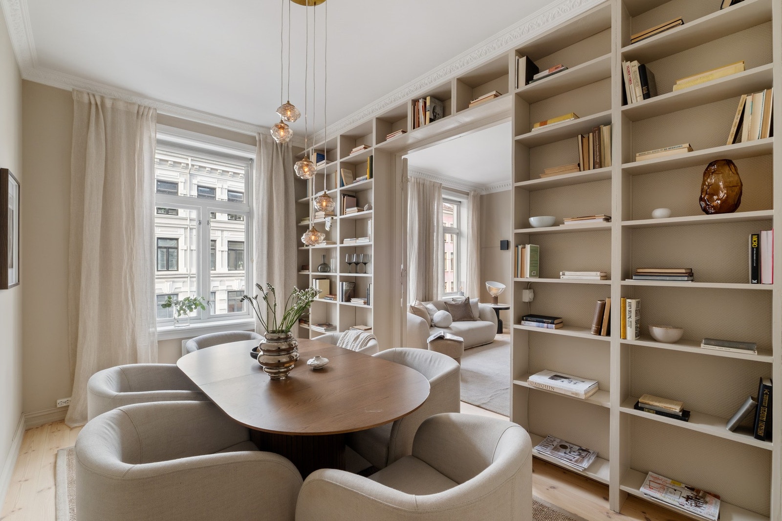 Rommet er i dag benyttet som spisestue, men har flere møbleringsmuligheter. Eksempelvis soverom to. Galleribilde