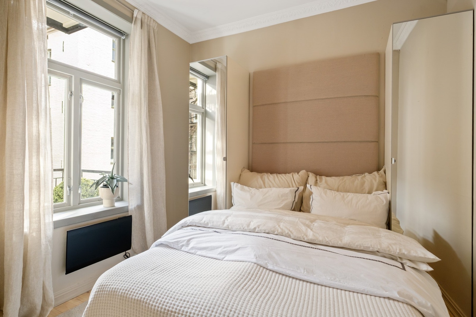 Romslig soverom vendt mot bakgård med gode oppbevaringsmuligheter. Galleribilde