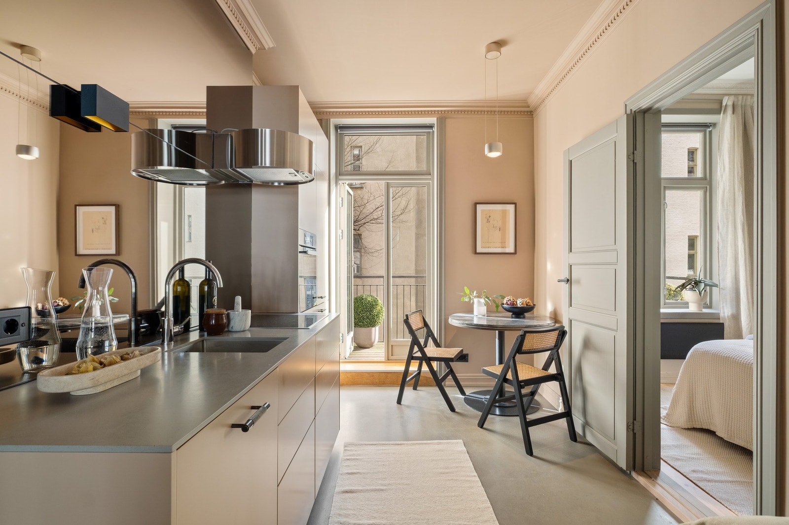 Delikat kjøkken innredet med integrerte hvitevarer og kompositt benkeplate. Galleribilde