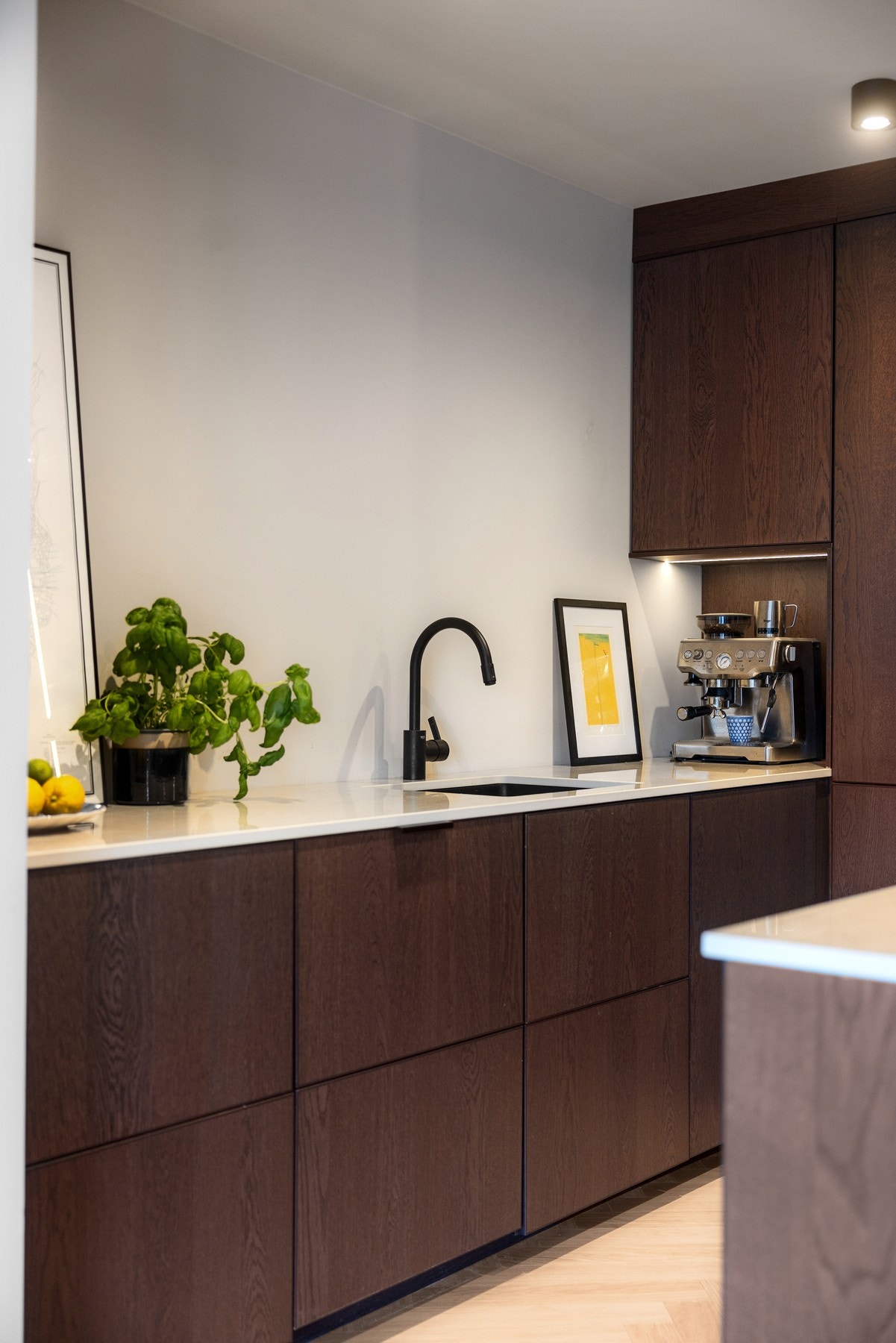 Kjøkkenet er svært delikat med mye skap- og benkeplass. Nye integrerte hvitevarer. Galleribilde