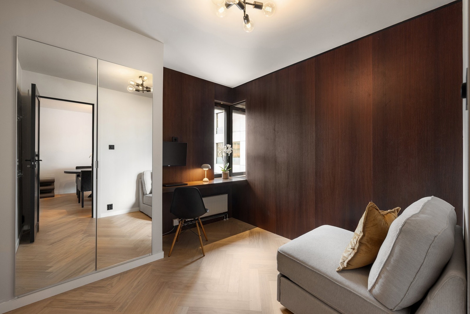 Vegg i vegg med stuen finner du kontoret, innredet med en pen garderobe og kontor. Galleribilde