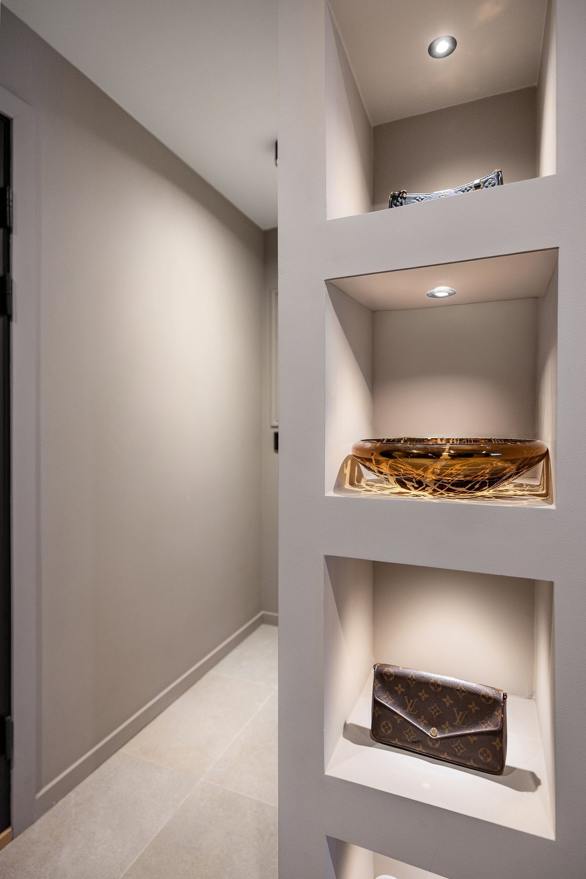 På siden av inngangsdøren er det åpnet opp mot tidligere bod for ekstra oppbevaring. Galleribilde