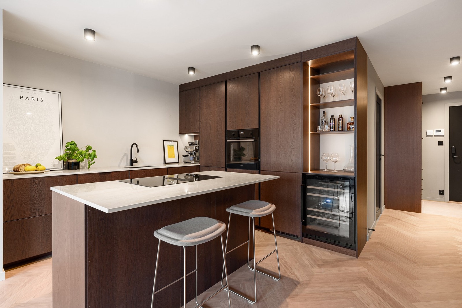 Her får du en stilig innredning med fronter i eikefinér og en eksklusiv benkeplate i stein/dekton. Galleribilde