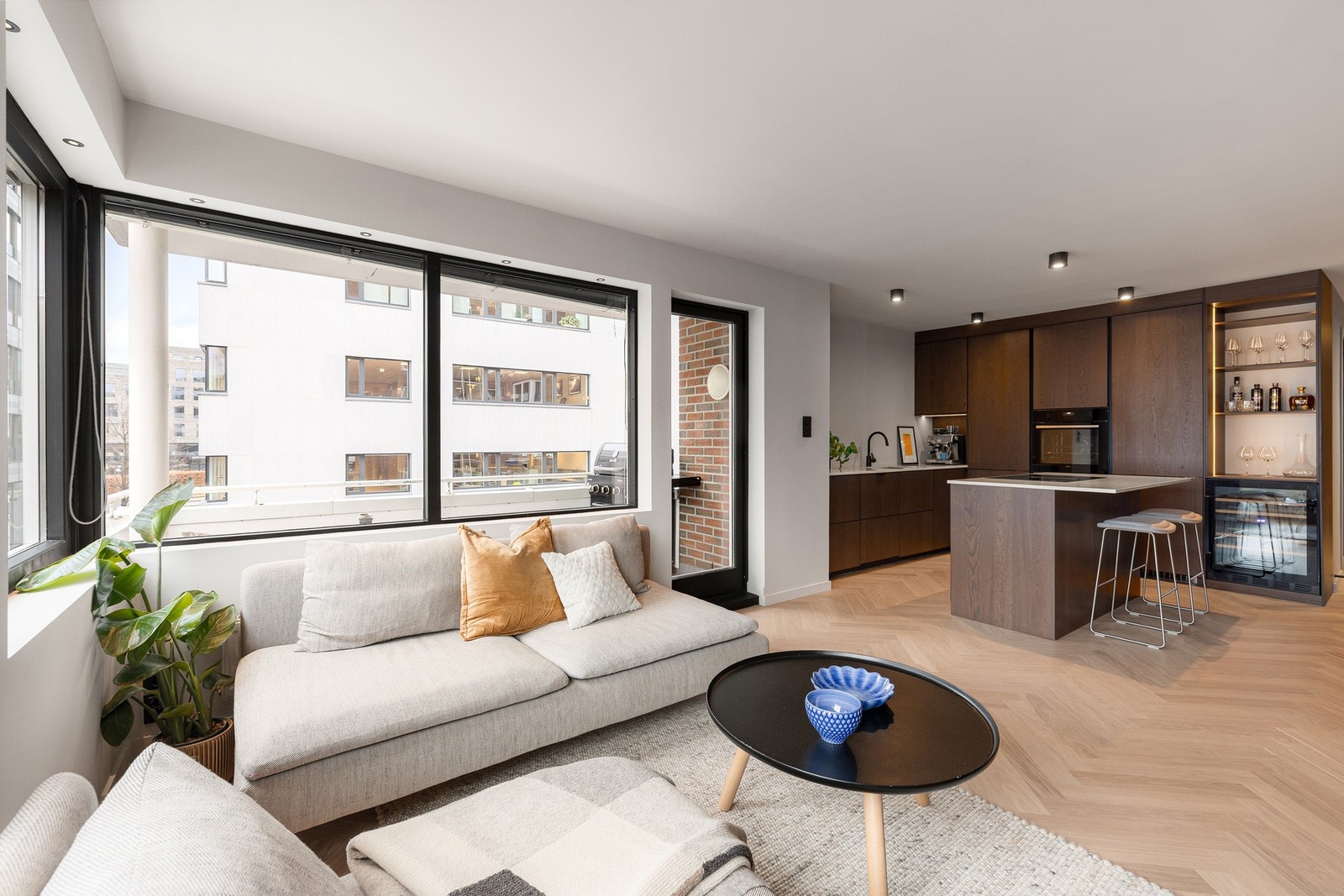 Fra stuen kommer du ut på balkongen. Galleribilde