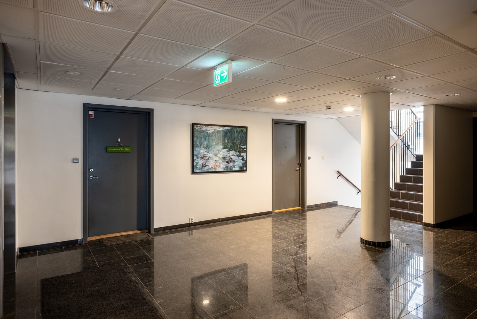 Leiligheten fremstår som en 2. etasje men ligger i samme etasje som inngangspartiet m/trappefri adkomst. Galleribilde