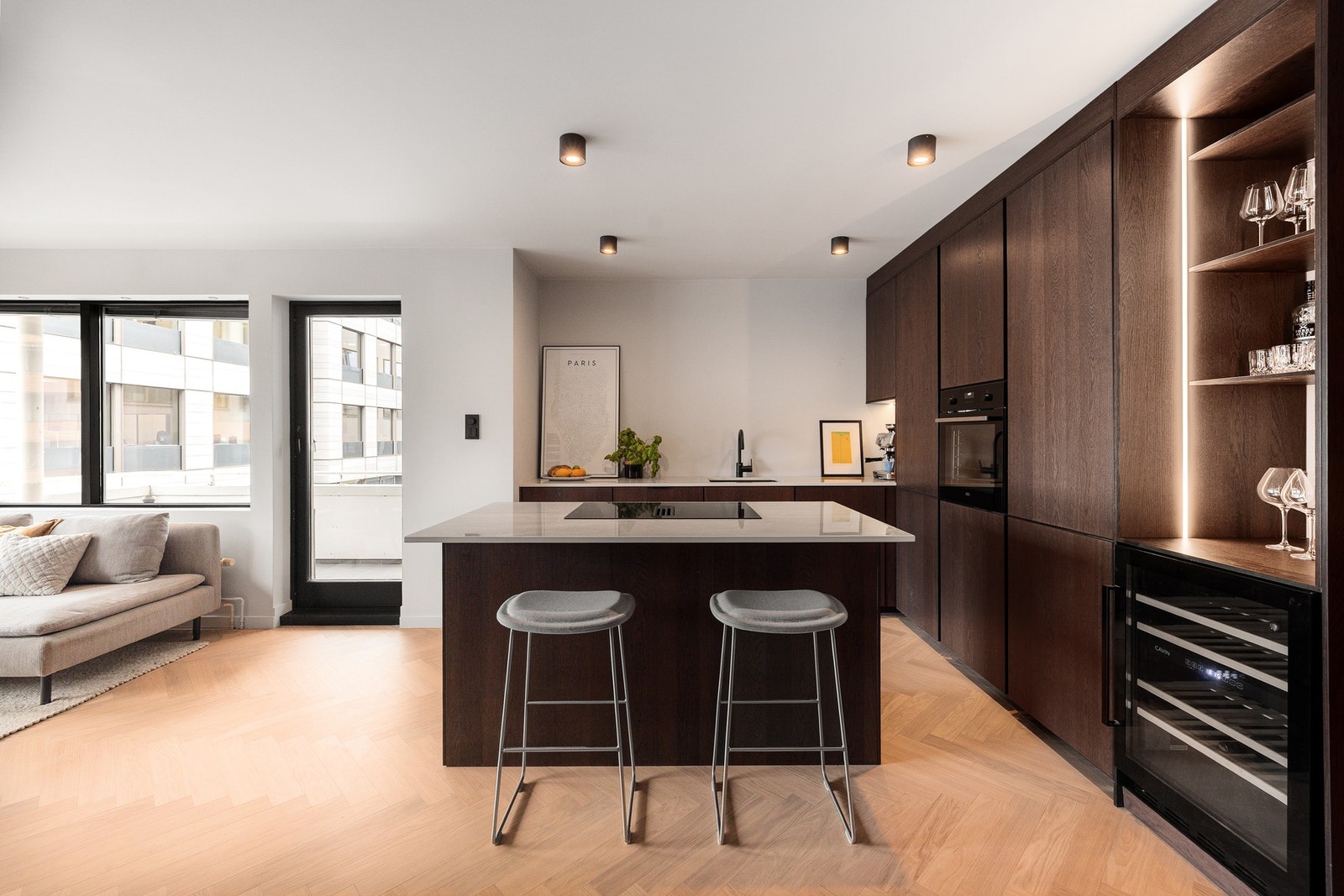 Videre i stuen ligger kjøkkenet - nyoppusset med lekre detaljer. Galleribilde