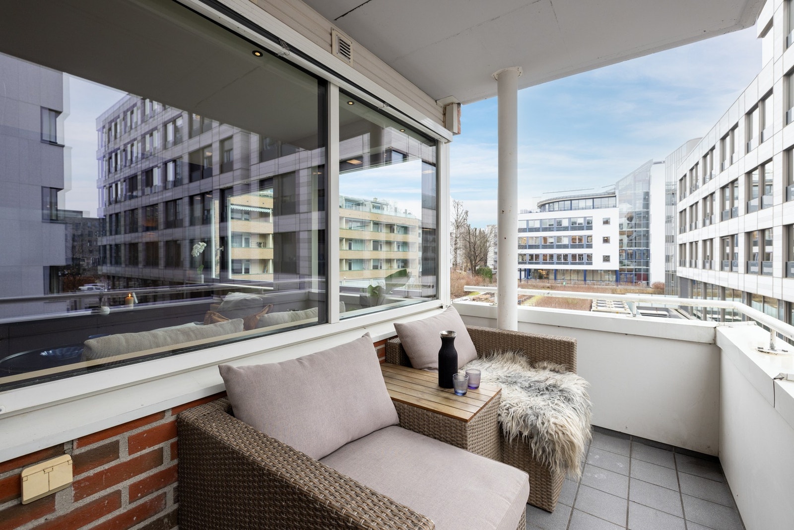 En påkostet 3-roms, oppusset i 2025, med sydvestvendt balkong og garasjeplass i moderne bygg m/heis. Galleribilde