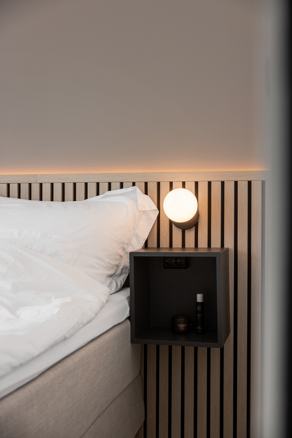 Soverommet har vegg-til-vegg teppe og lekre detaljer. Galleribilde