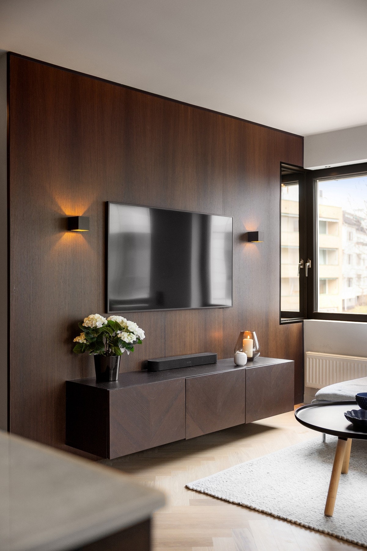 Hele leiligheten med unntak av badet er pusset opp de siste årene(23-25). Legg merke til de flotte veggene kledd i eik. Galleribilde