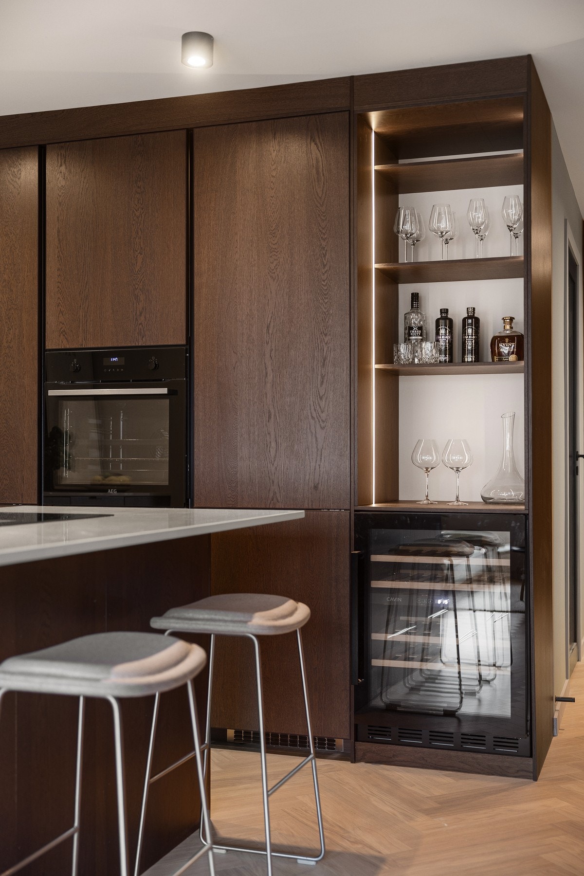 Snasen bar med vinskap, glasshyller og LED belysning. Galleribilde